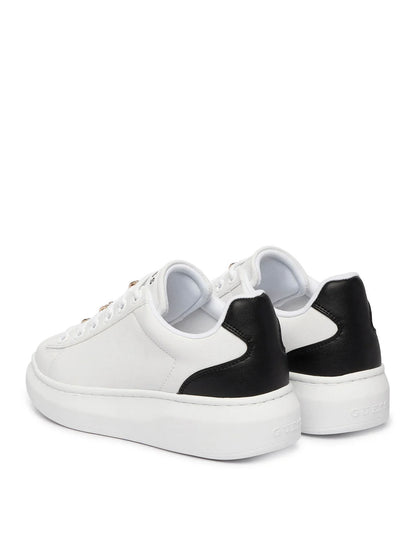 Sneakers bianche Guess Fionia con charms da donna