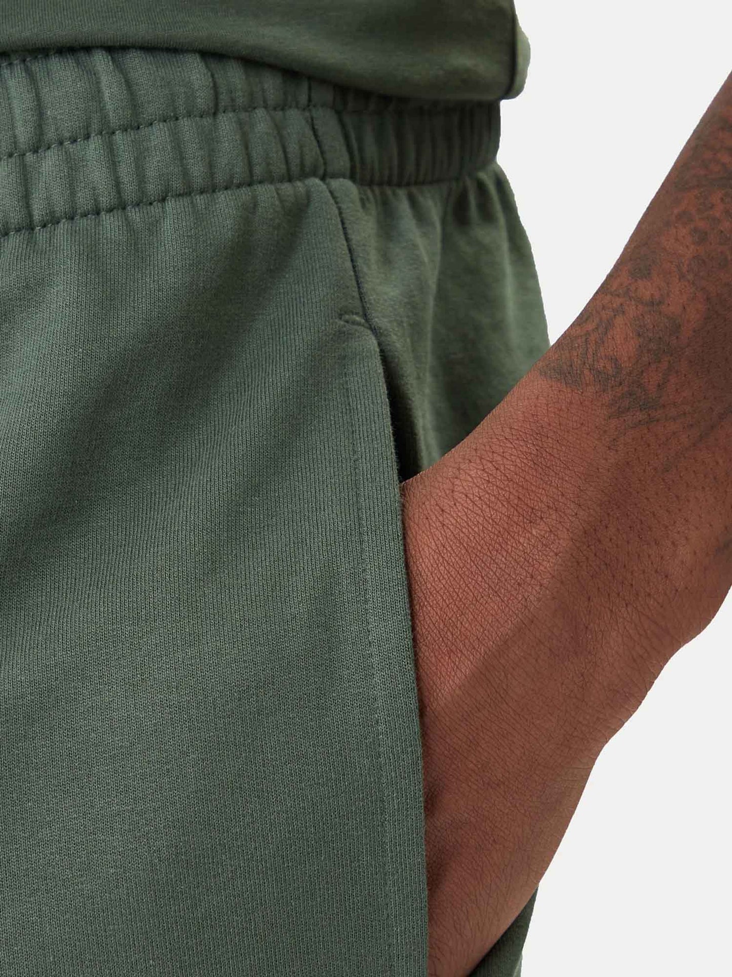 Bermuda verde da uomo EA7 Emporio Armani dal design raffinato