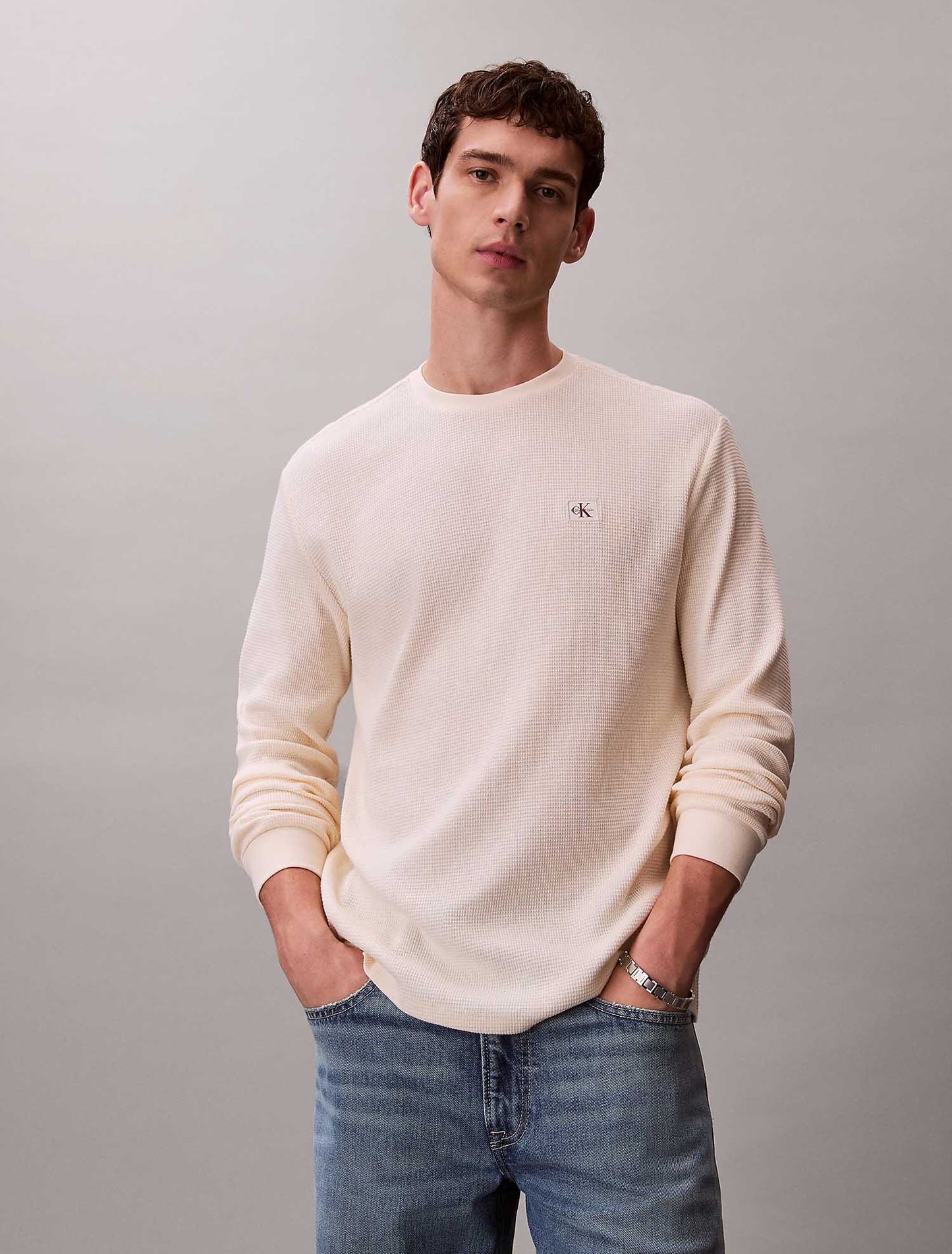 Maglia a maniche lunghe Calvin Klein Jeans panna con patch monogramma