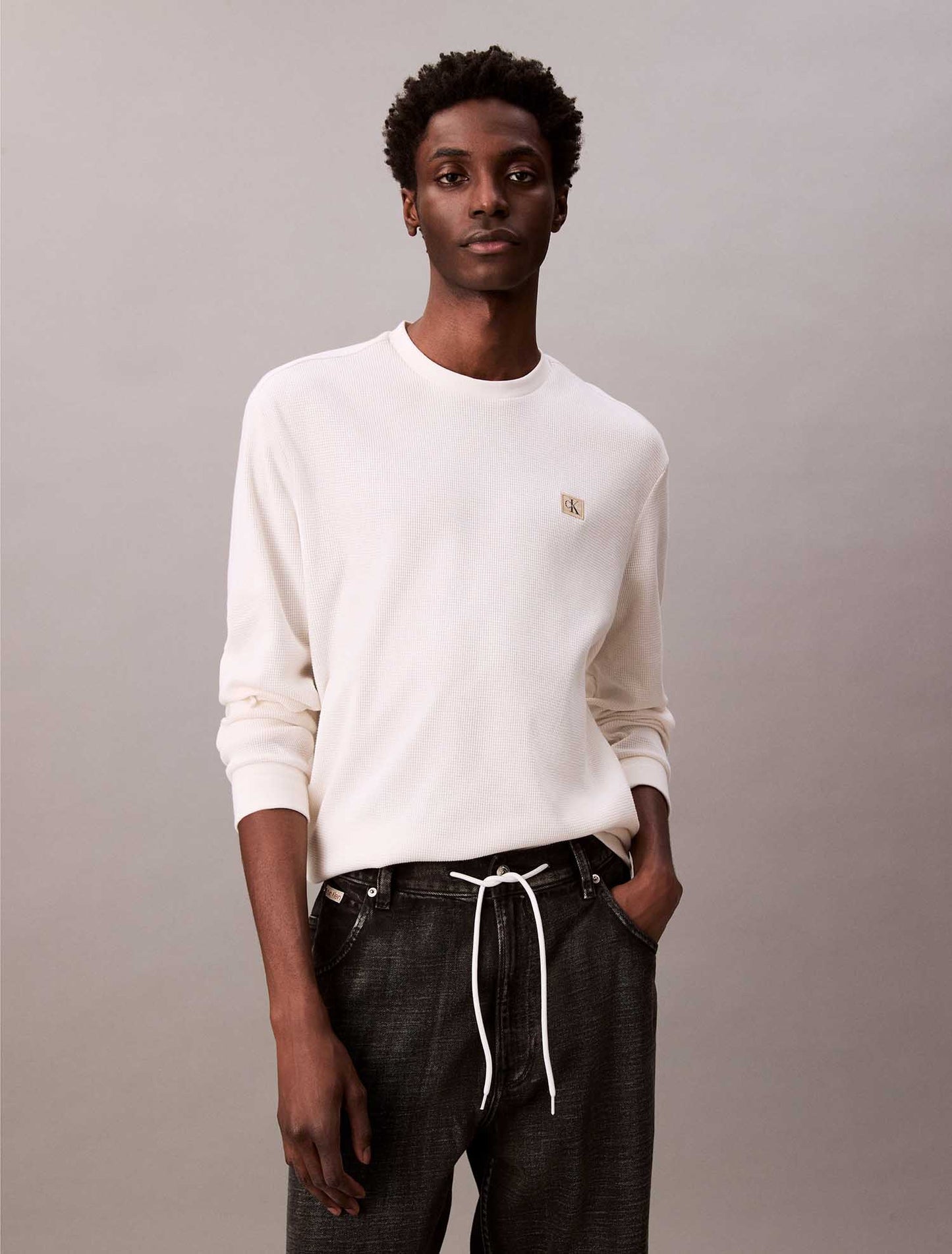 MAGLIA WAFFLE BADGE CALVIN KLEIN JEANS UOMO PANNA