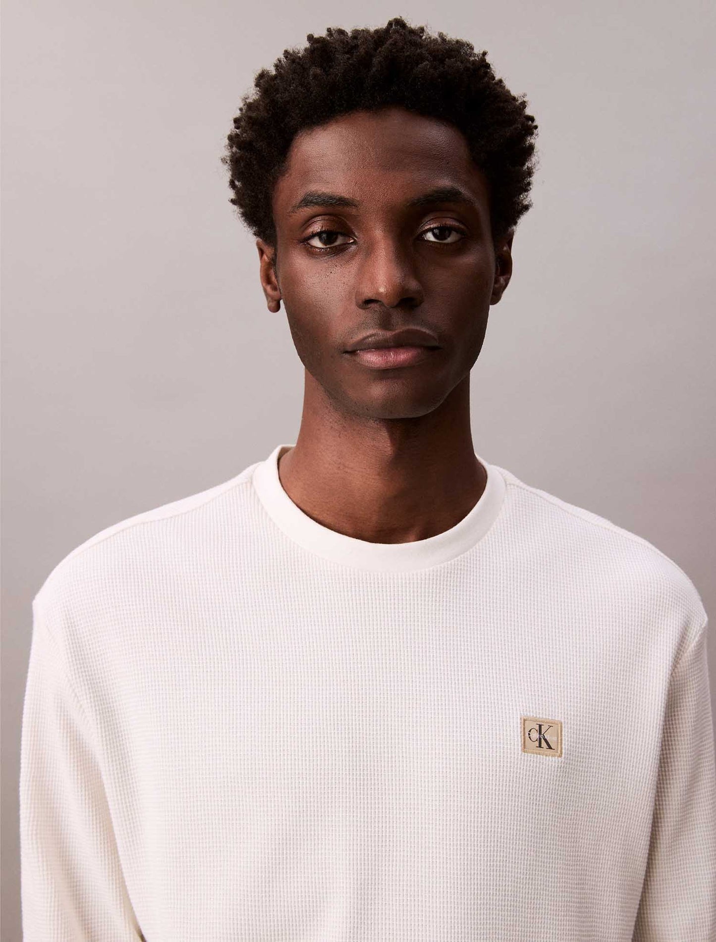 MAGLIA WAFFLE BADGE CALVIN KLEIN JEANS UOMO PANNA