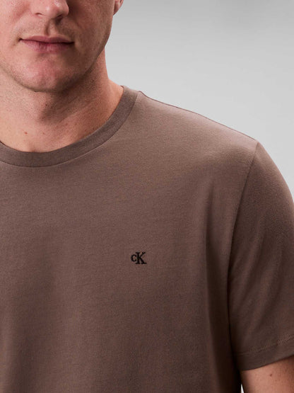 T-SHIRT CON LOGO RICAMATO CALVIN KLEIN JEANS UOMO BEIGE