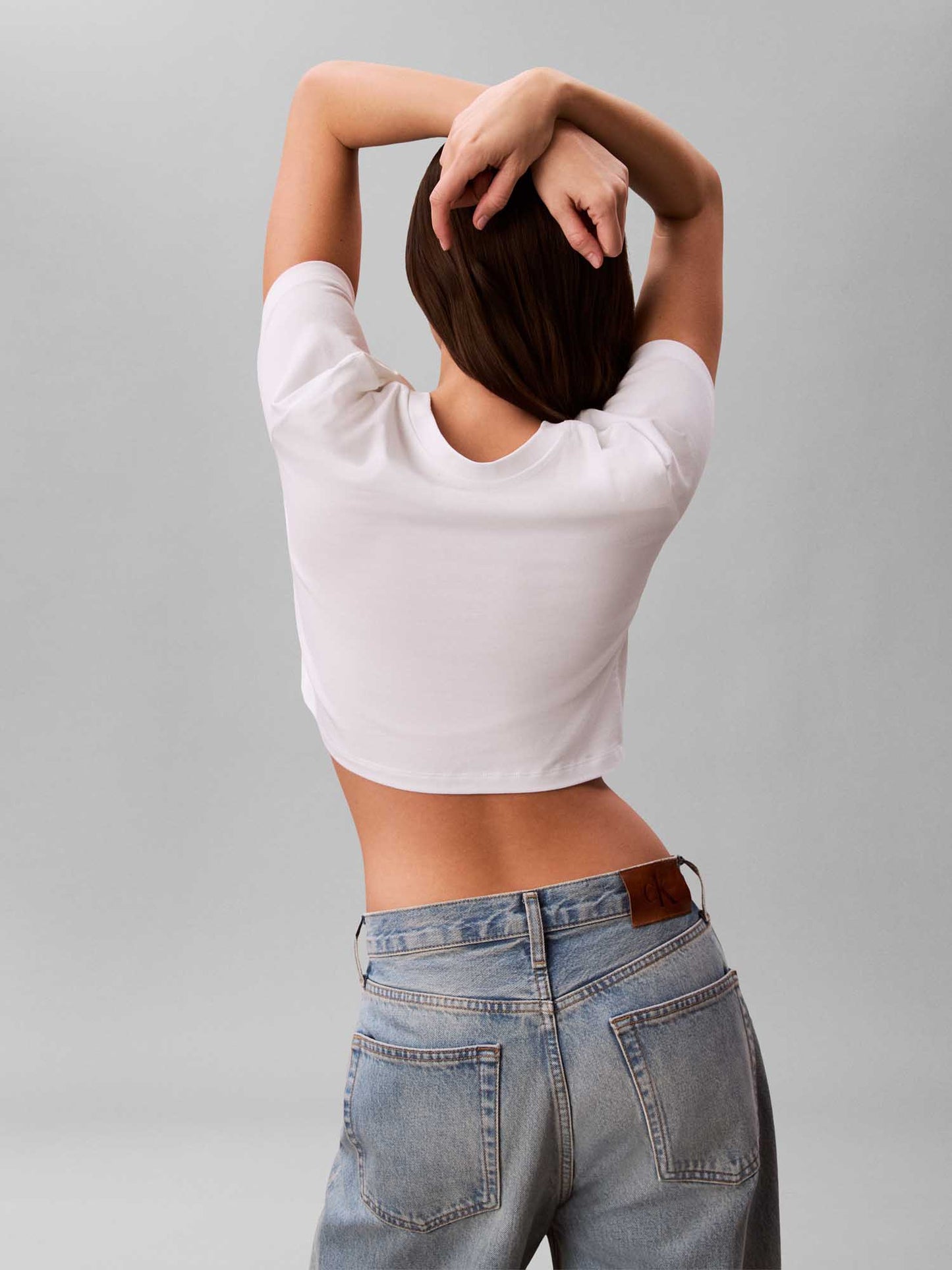 T-shirt bianca cropped Calvin Klein Jeans con logo da donna