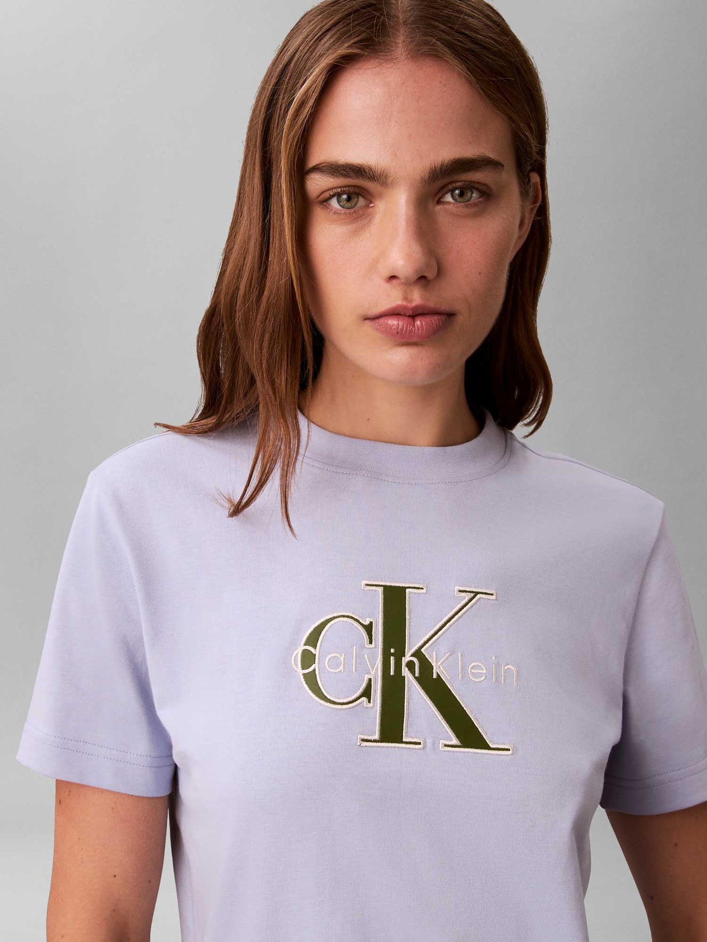 T-shirt lilla Calvin Klein Jeans con logo ricamato da donna