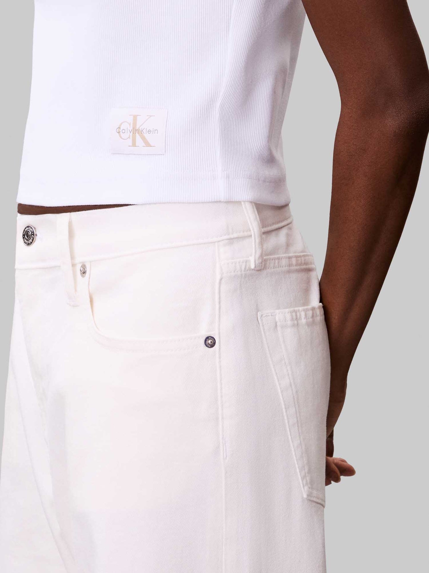 T-shirt a costine elasticizzata Calvin Klein Jeans da donna bianca