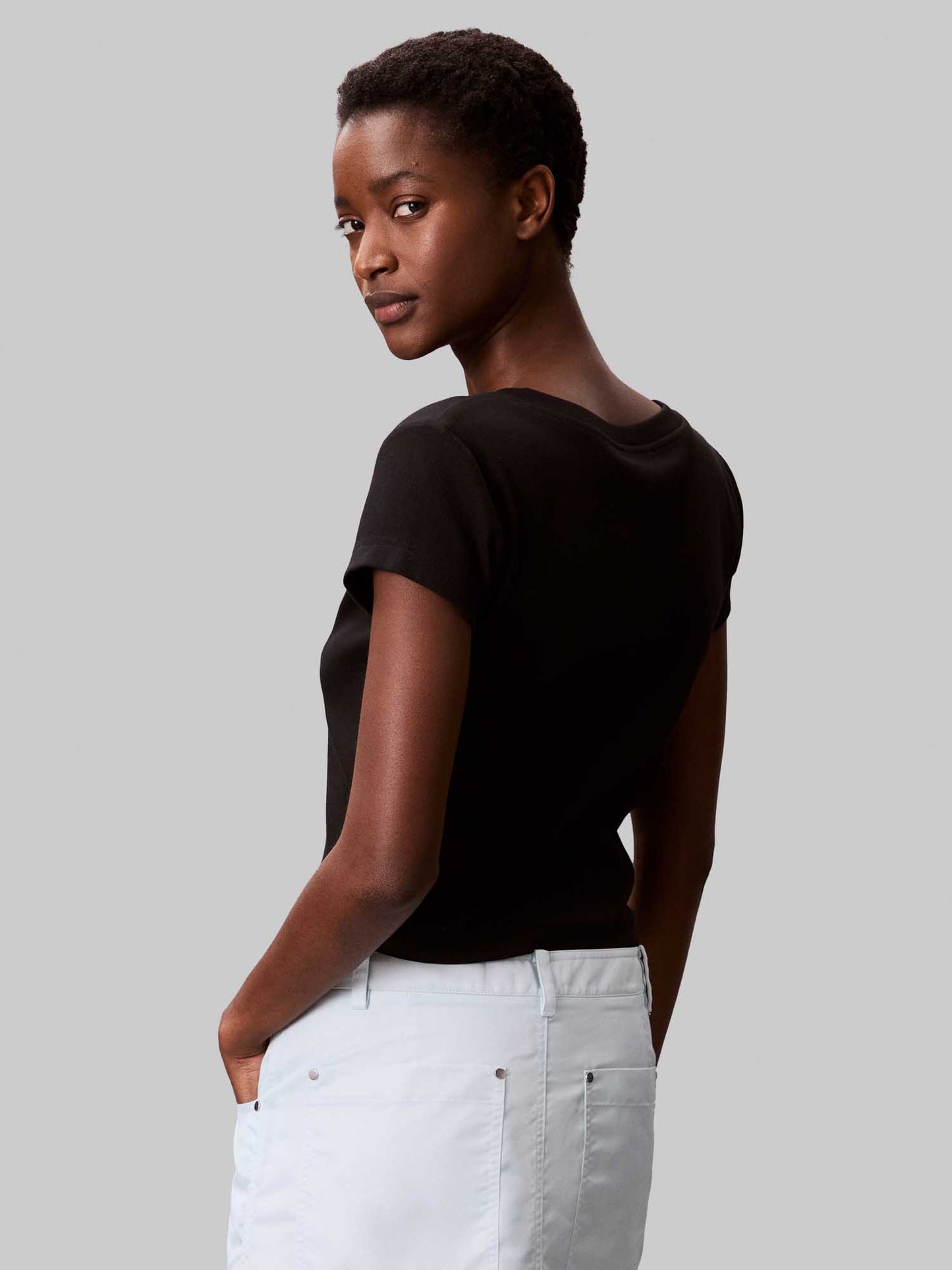 T-SHIRT A COSTINE SCOLLO A V CALVIN KLEIN JEAND DONNA NERO