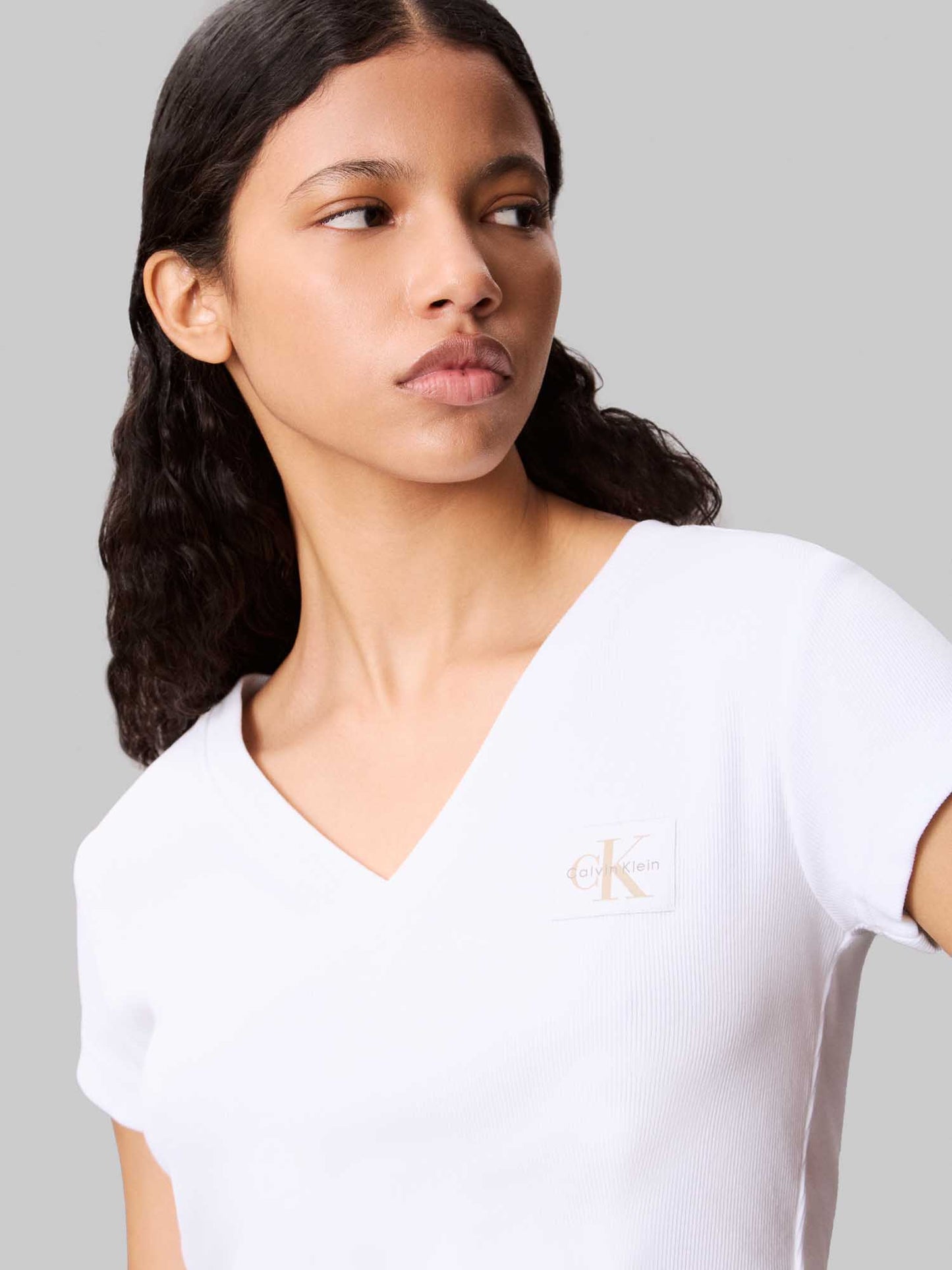 T-SHIRT A COSTINE SCOLLO A V CALVIN KLEIN JEAND DONNA BIANCO