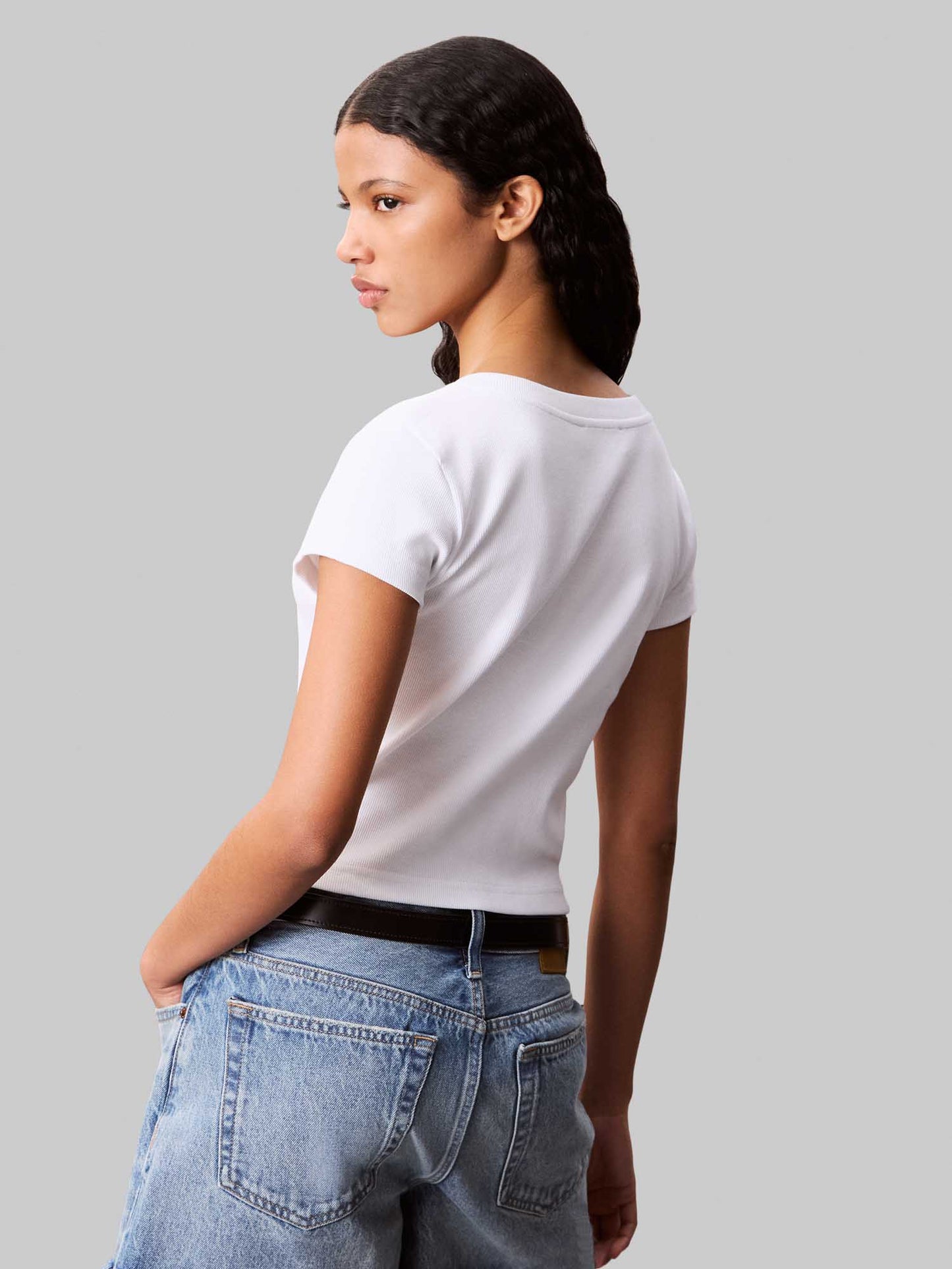 T-SHIRT A COSTINE SCOLLO A V CALVIN KLEIN JEAND DONNA BIANCO
