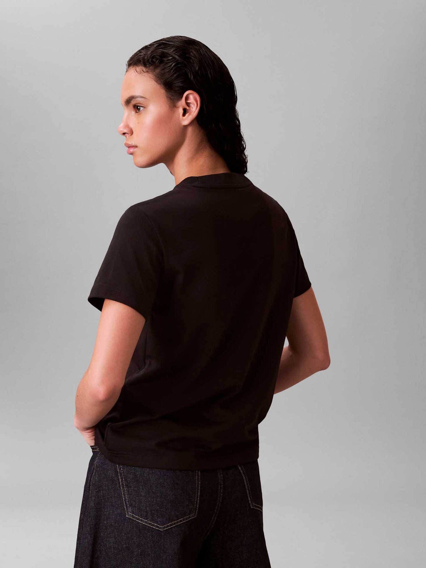 T-shirt nera da donna Calvin Klein Jeans con logo metallico