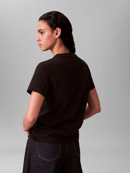 T-shirt nera da donna Calvin Klein Jeans con logo metallico
