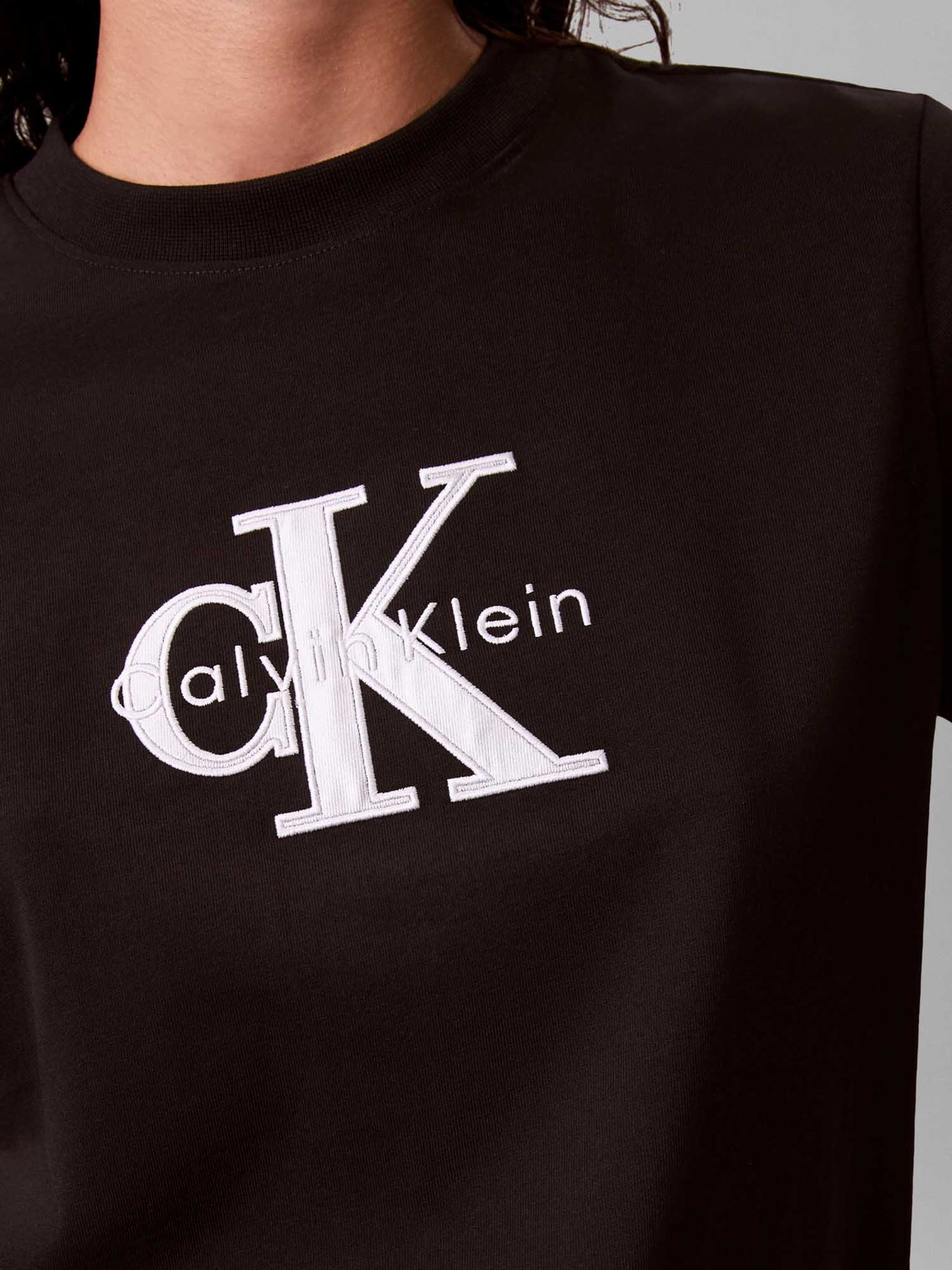 T-shirt nera da donna Calvin Klein Jeans con logo metallico