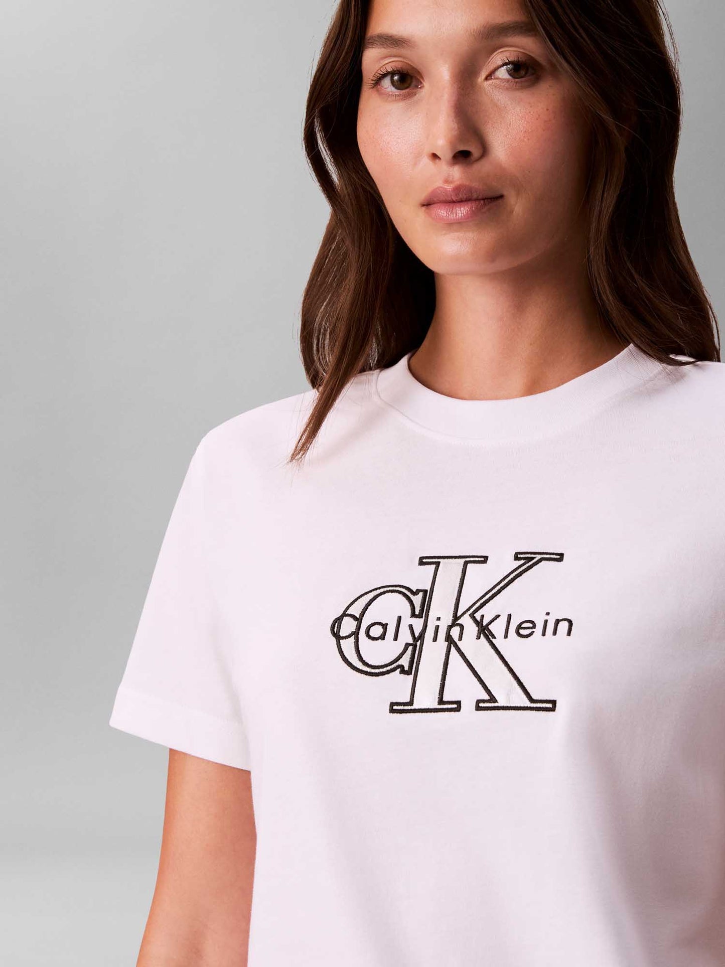 T-shirt bianca donna Calvin Klein Jeans con logo metallico