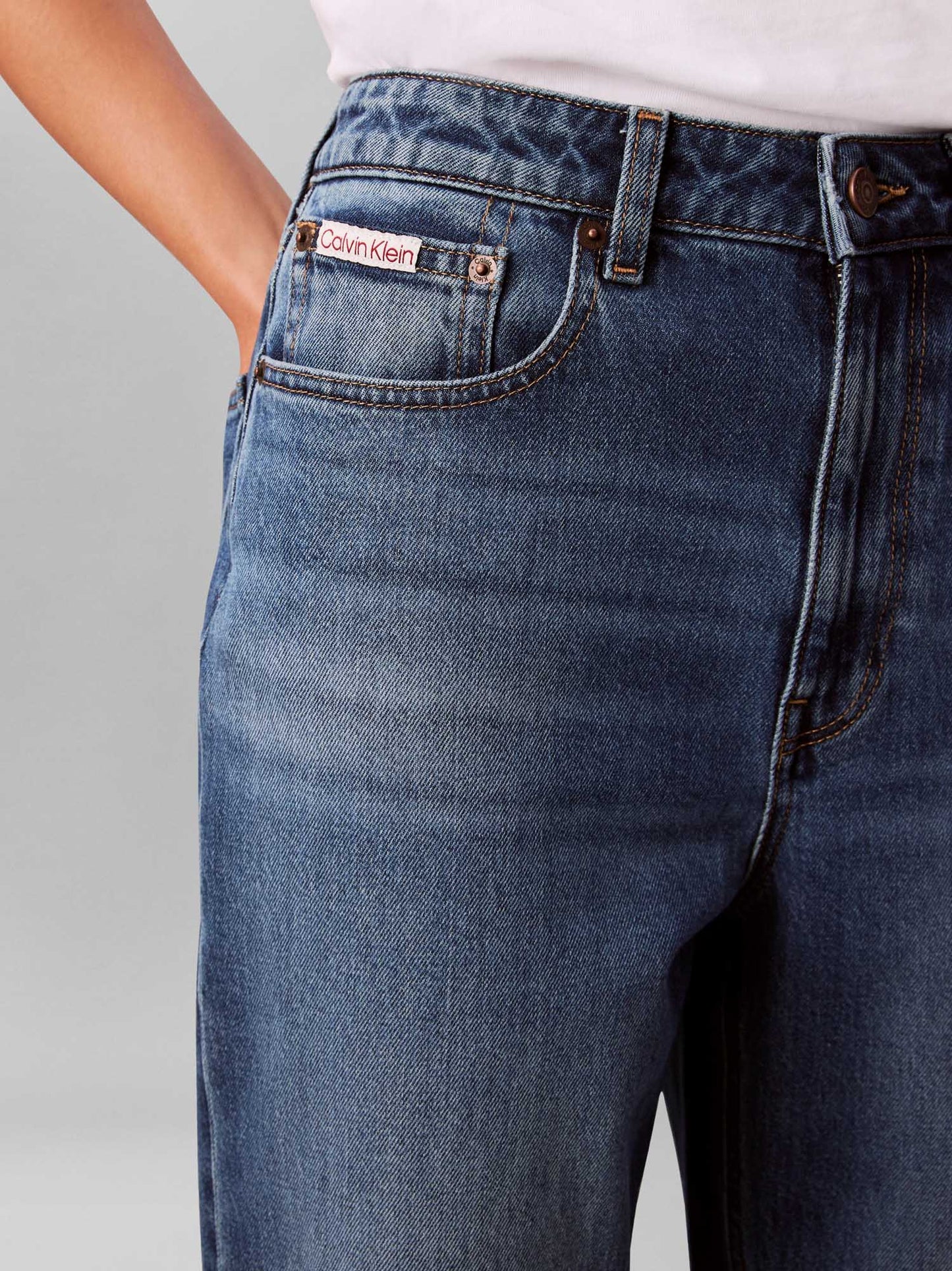 Jeans tapered fit a vita alta da donna in denim Calvin Klein