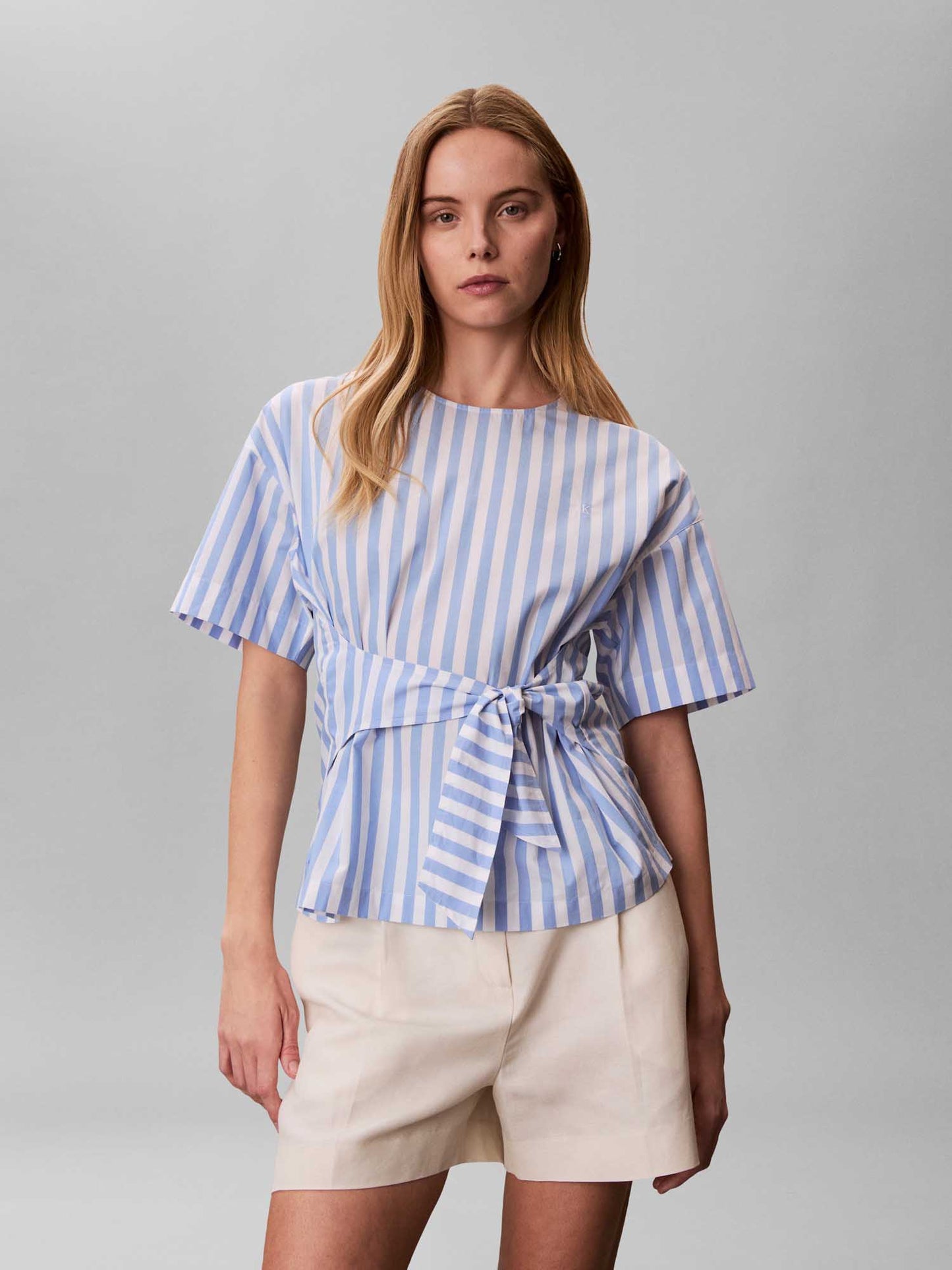 Camicia a righe bianca e azzurra Calvin Klein Jeans da donna