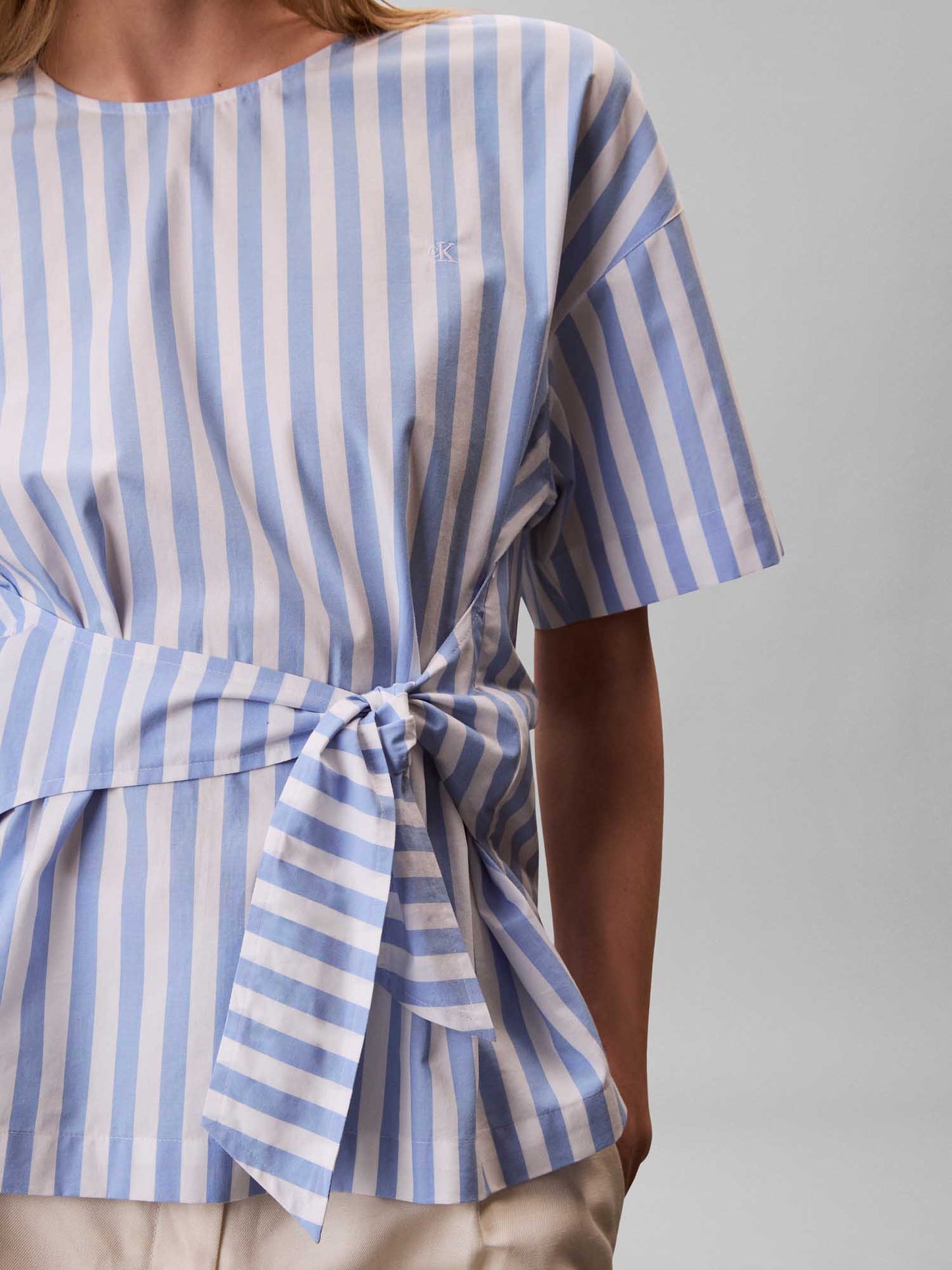 Camicia a righe bianca e azzurra Calvin Klein Jeans da donna