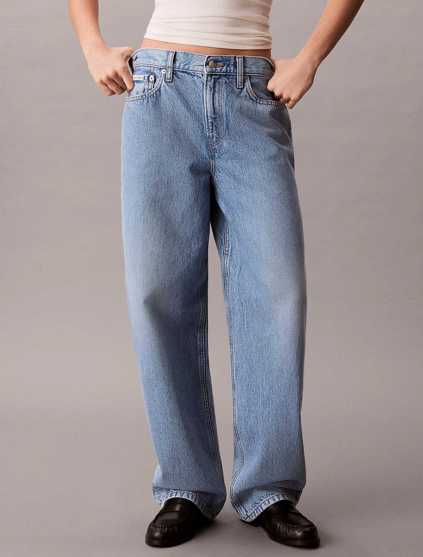 Jeans Calvin Klein Relaxed Barrel in denim chiaro da donna