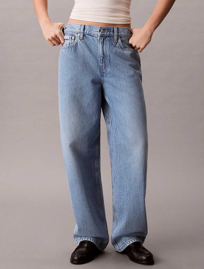 Jeans Calvin Klein Relaxed Barrel in denim chiaro da donna