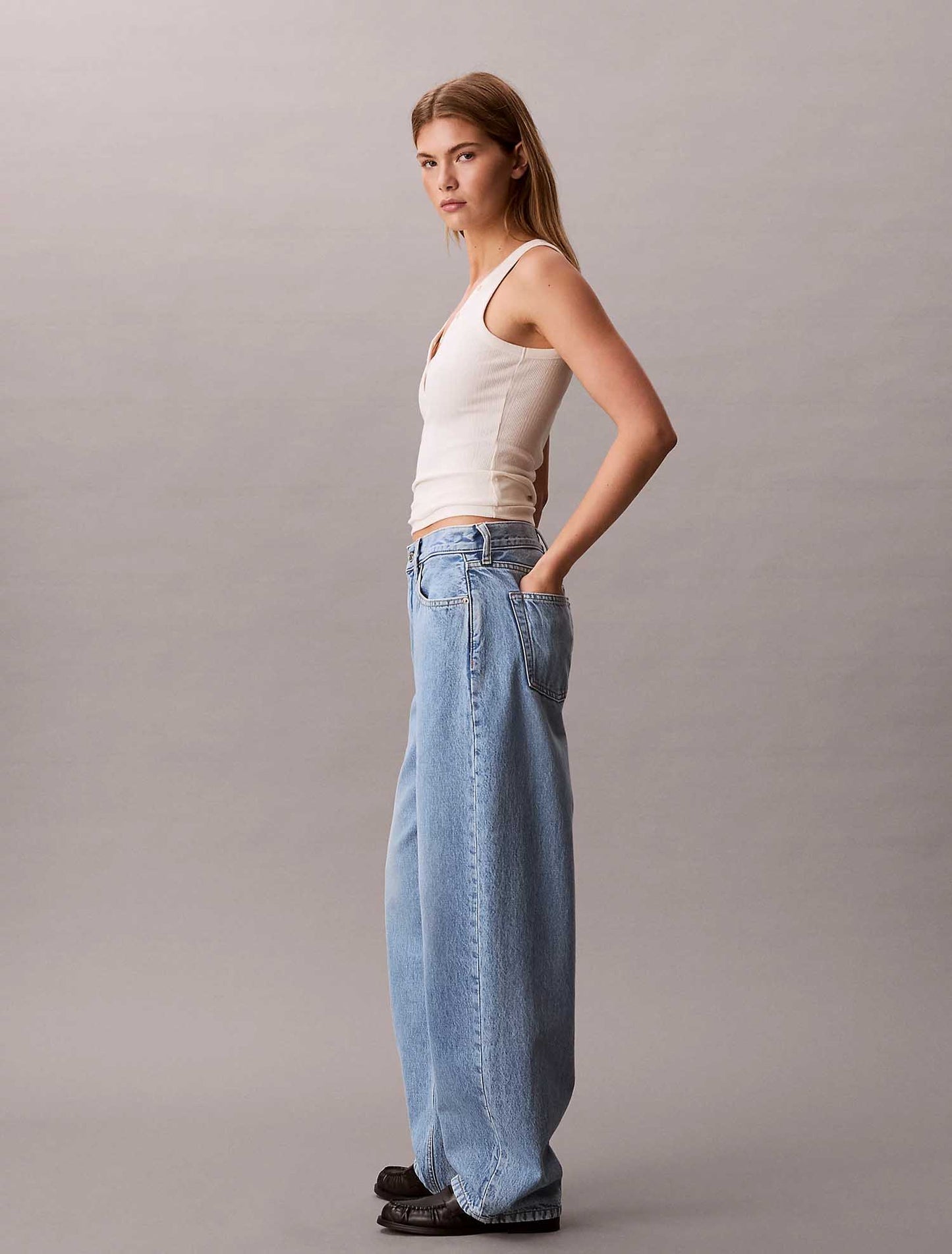 Jeans Calvin Klein Relaxed Barrel in denim chiaro da donna