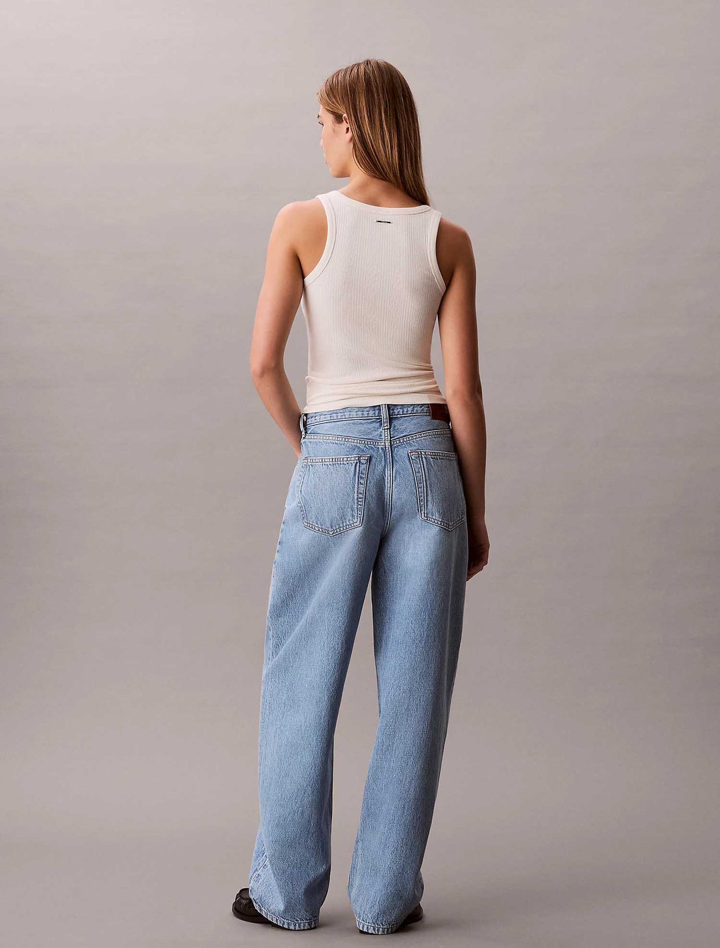 Jeans Calvin Klein Relaxed Barrel in denim chiaro da donna