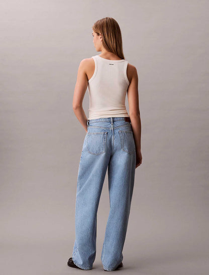 Jeans Calvin Klein Relaxed Barrel in denim chiaro da donna