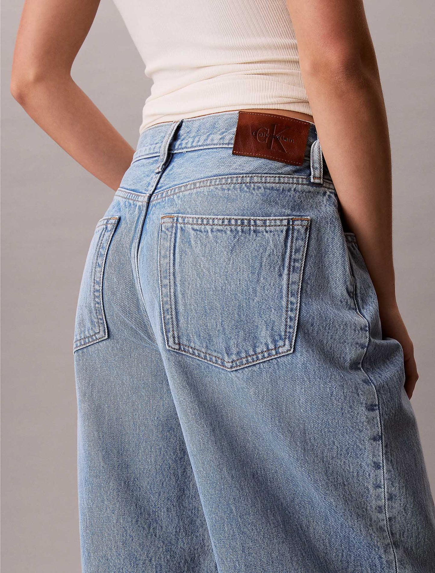 Jeans Calvin Klein Relaxed Barrel in denim chiaro da donna