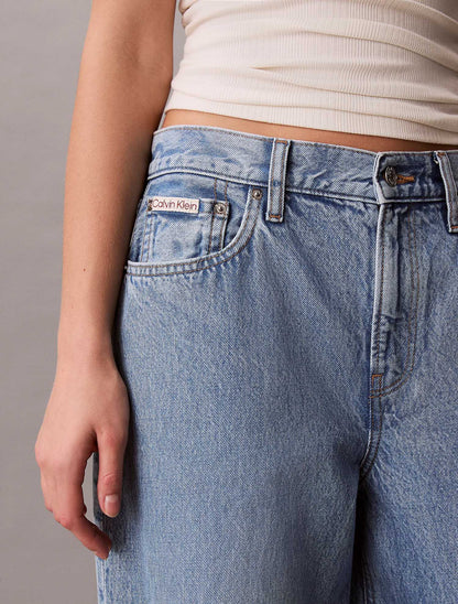 Jeans Calvin Klein Relaxed Barrel in denim chiaro da donna