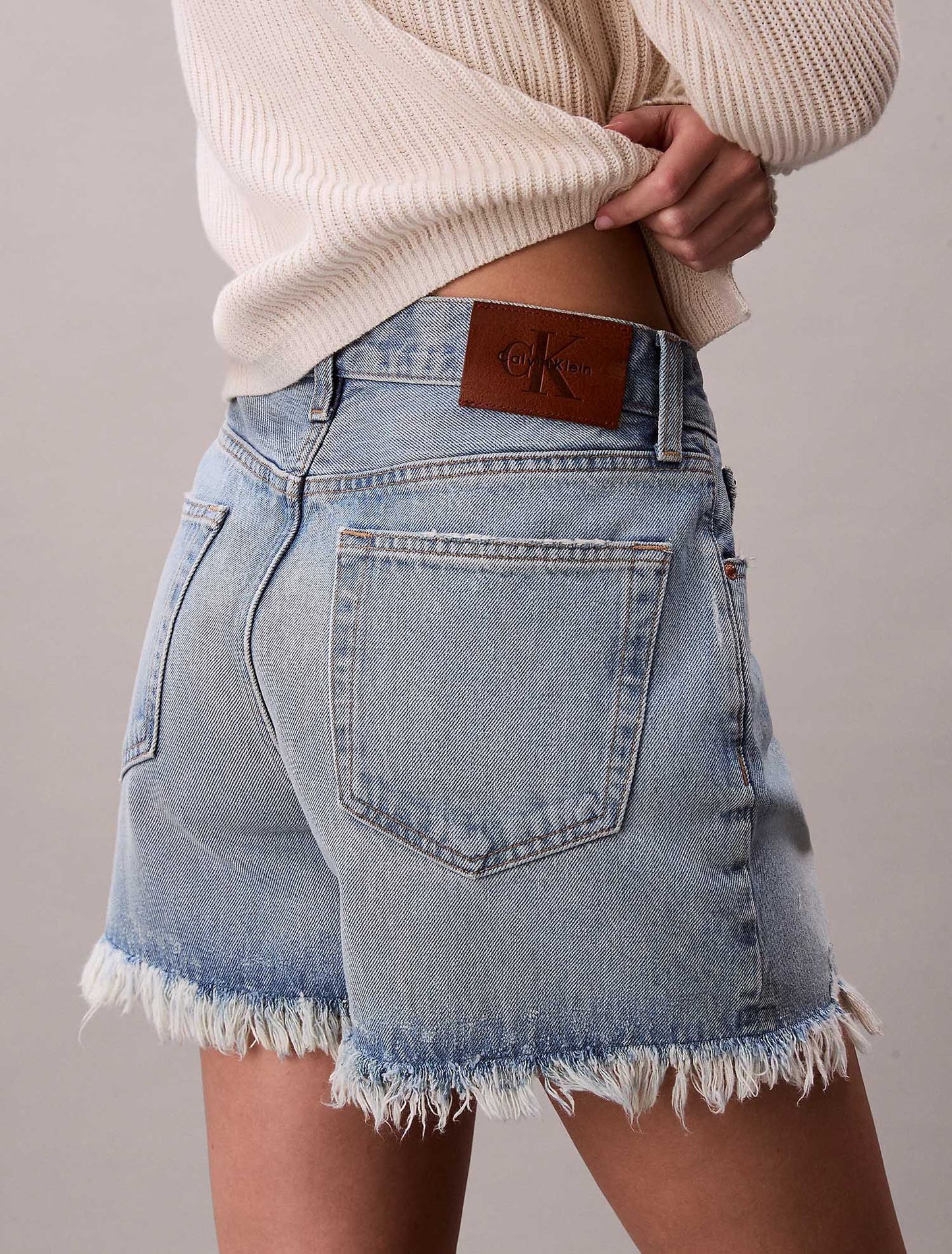 Shorts denim chiaro a vita media Calvin Klein donna stile anni '90