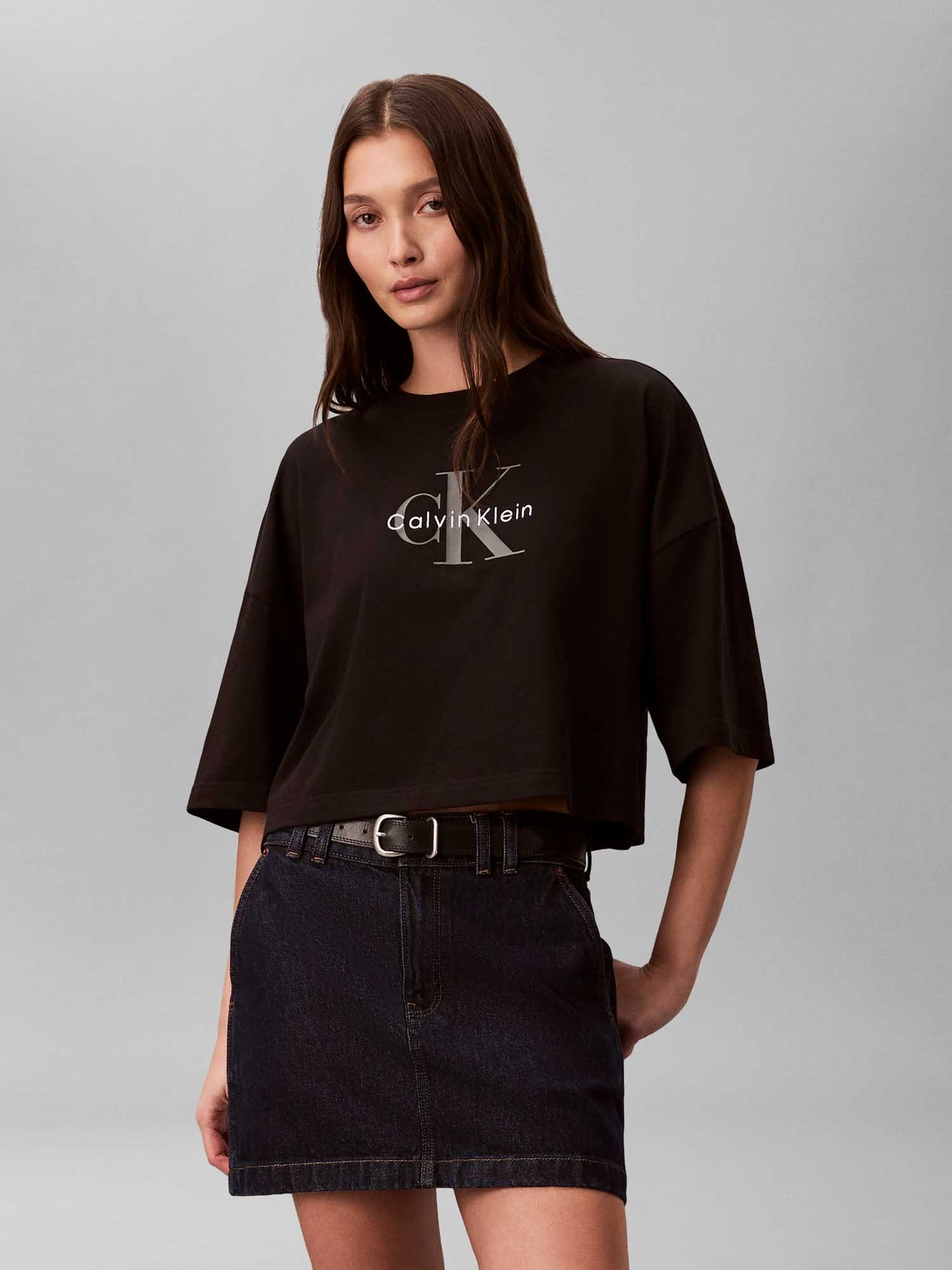 T-shirt nera Calvin Klein Jeans Boxy Fit da donna con logo