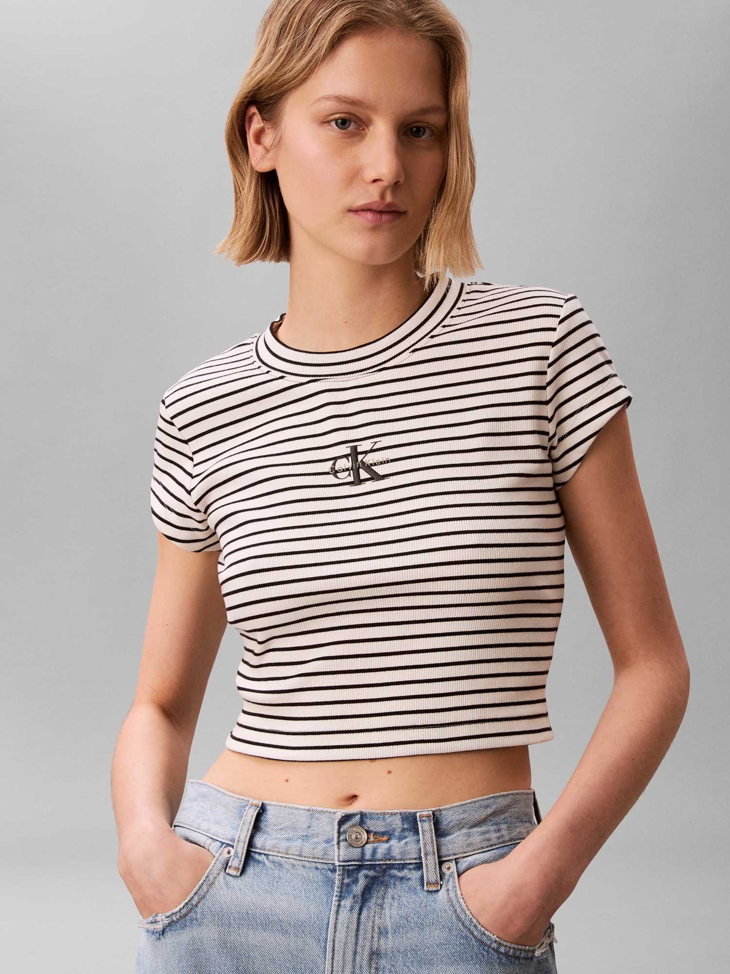 Calvin Klein t-shirt a costine sottili bianca cropped da donna