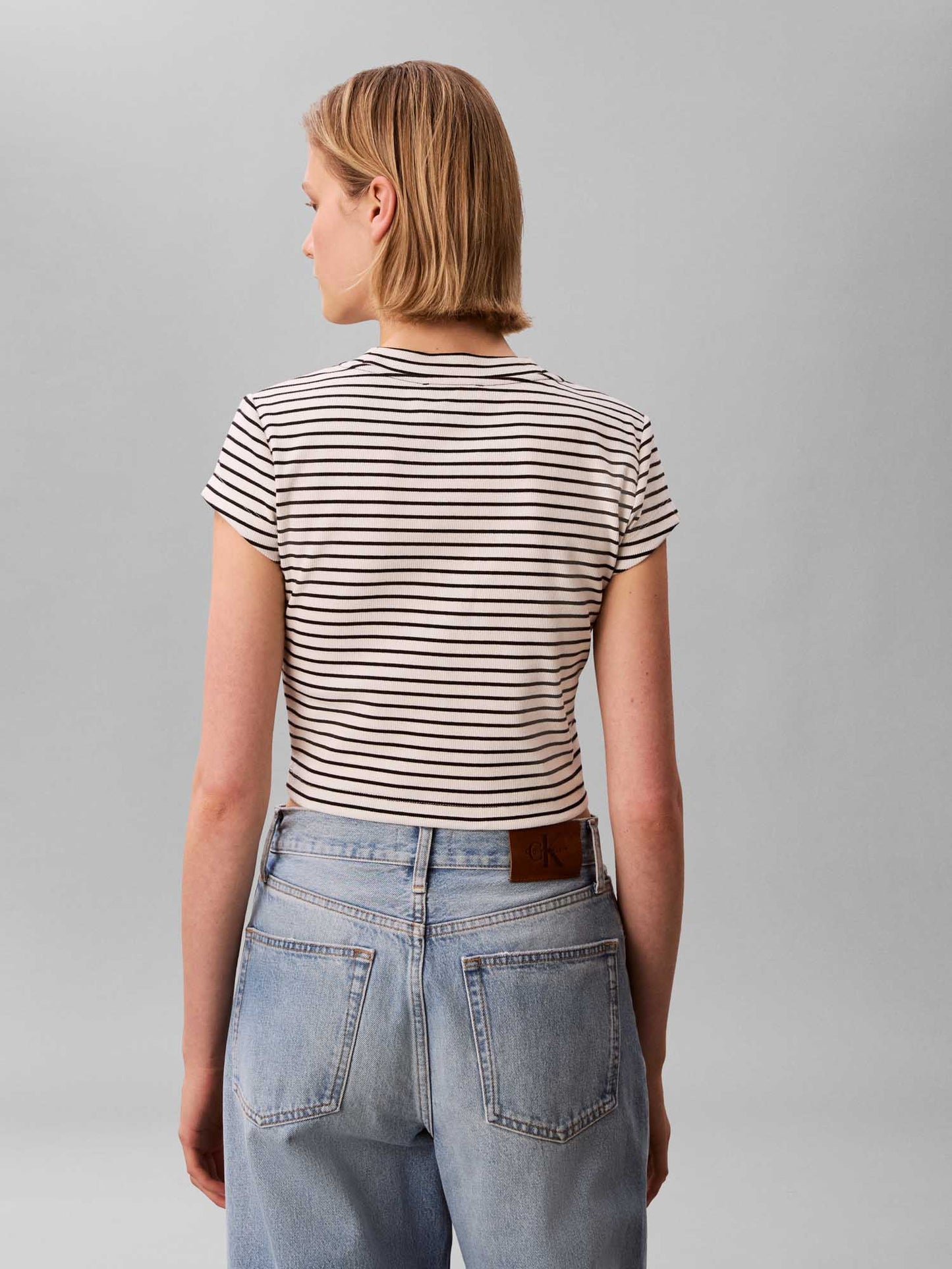 Calvin Klein t-shirt a costine sottili bianca cropped da donna