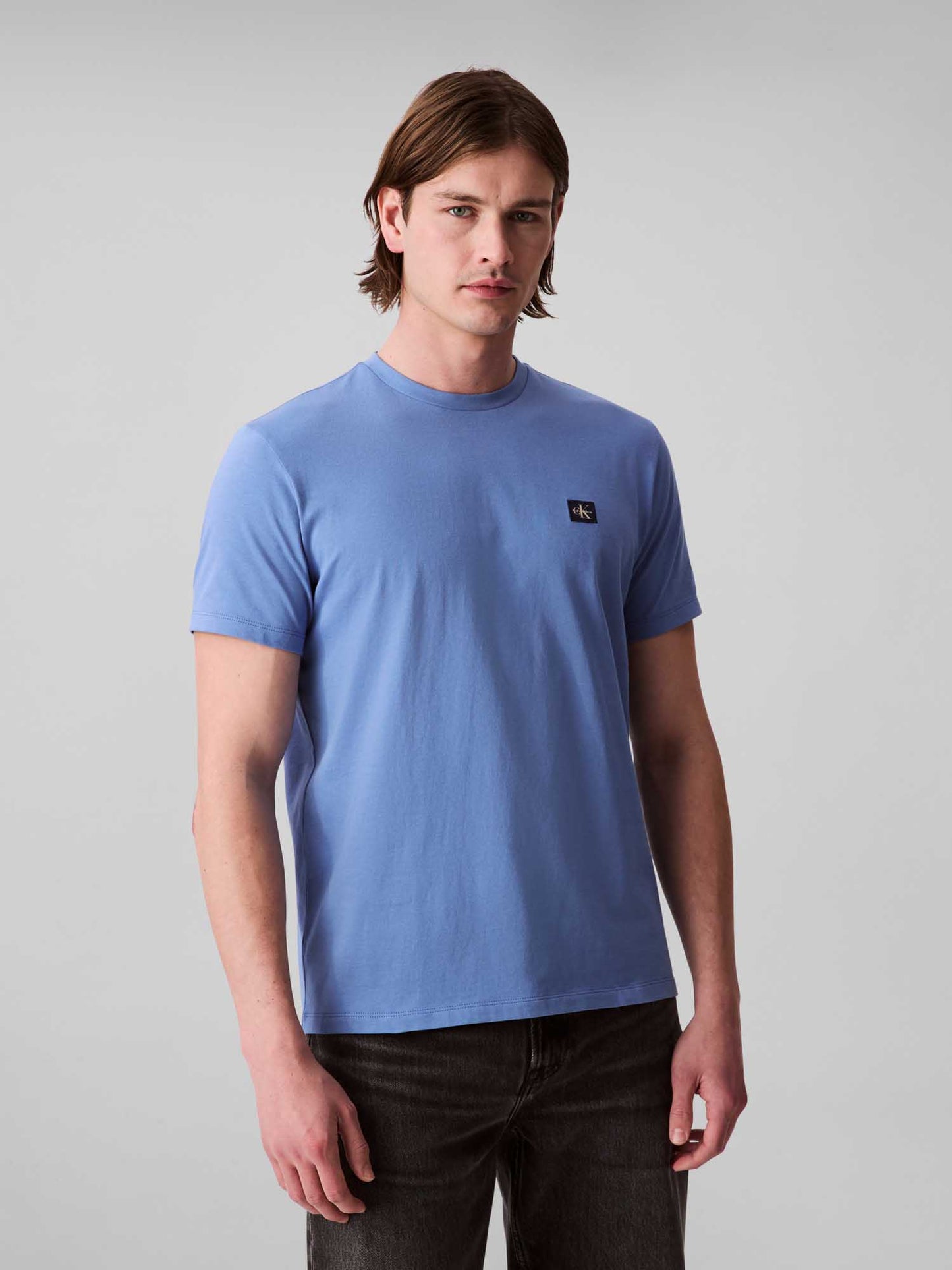 T-SHIRT BADGE CALVIN KLEIN JEANS DA UOMO AZZURRO