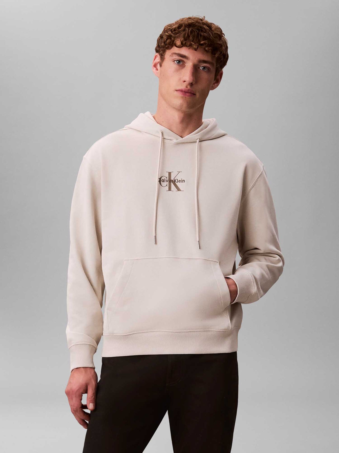 Felpa beige Calvin Klein Monogram con cappuccio da uomo