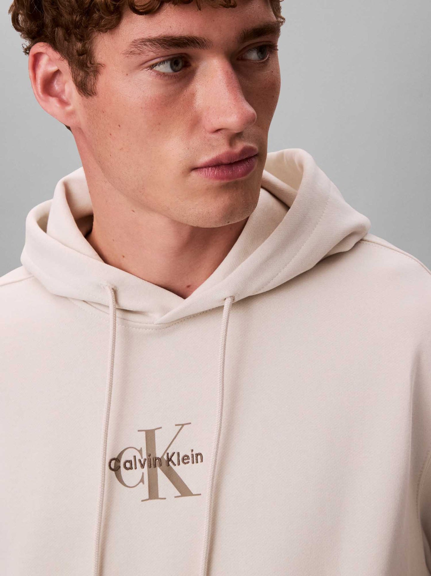 Felpa beige Calvin Klein Monogram con cappuccio da uomo
