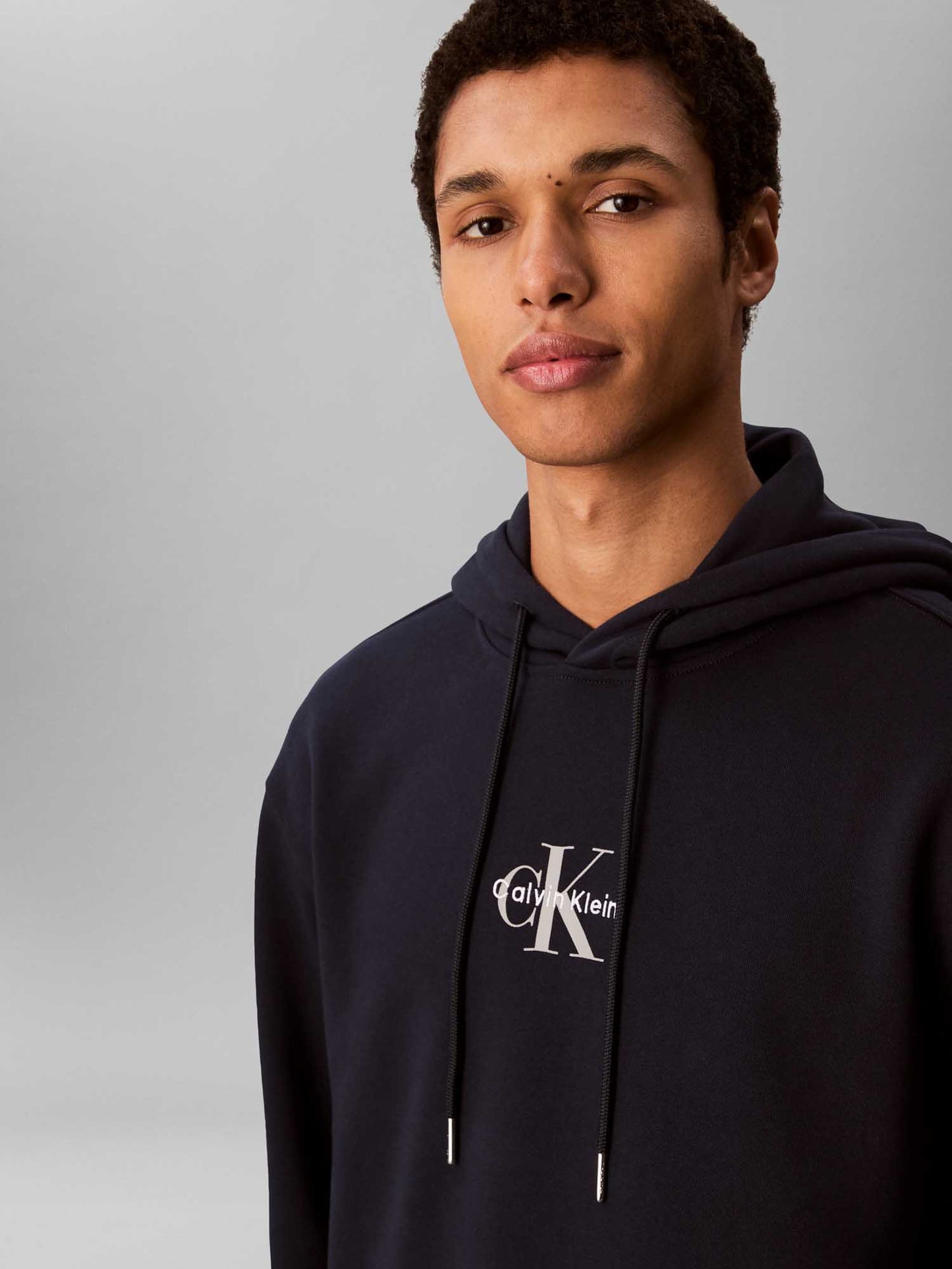Felpa blu con cappuccio e monogramma Calvin Klein da uomo