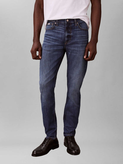 Jeans slim tapered Calvin Klein da uomo in denim blu