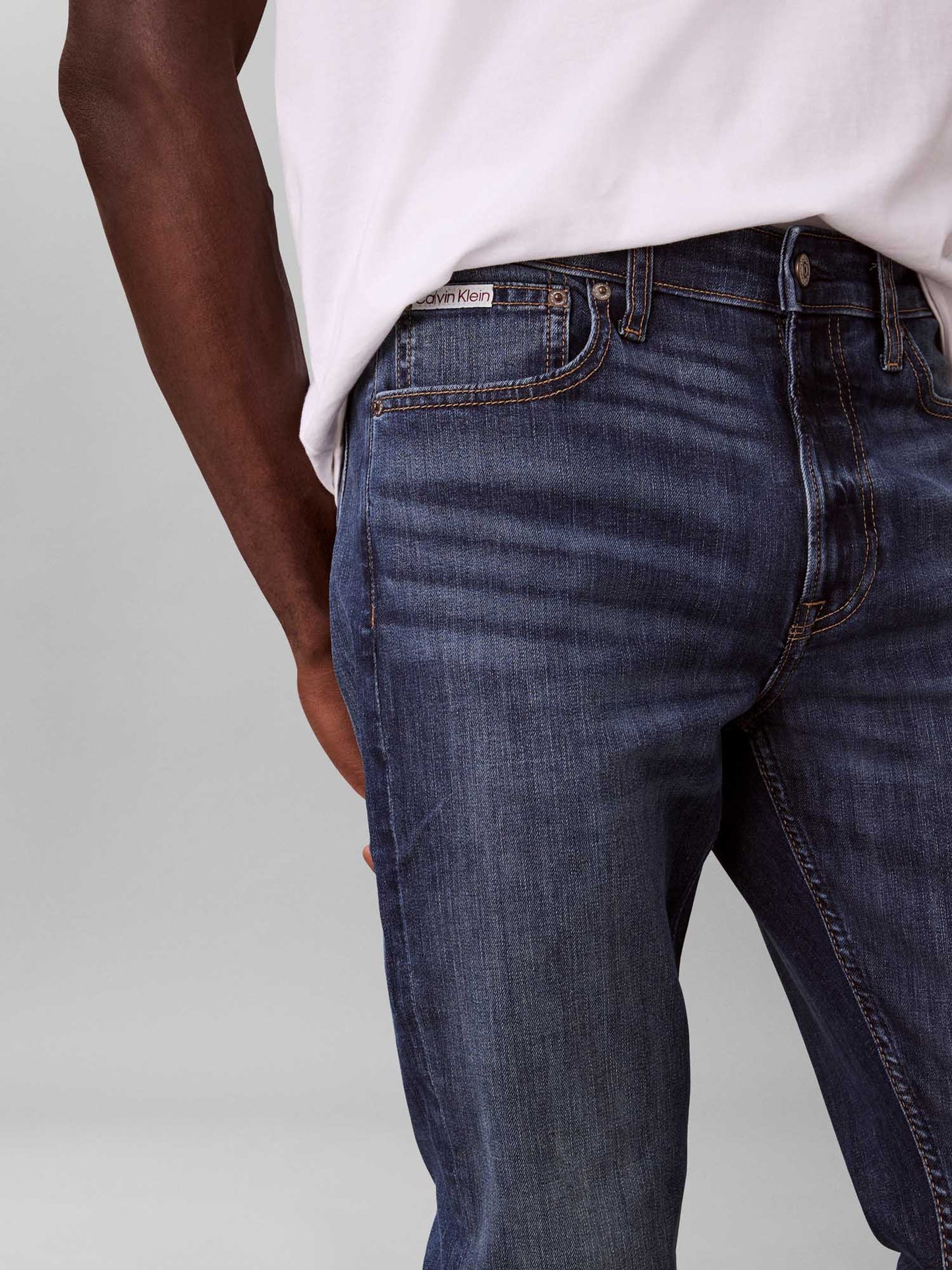 Jeans slim tapered Calvin Klein da uomo in denim blu