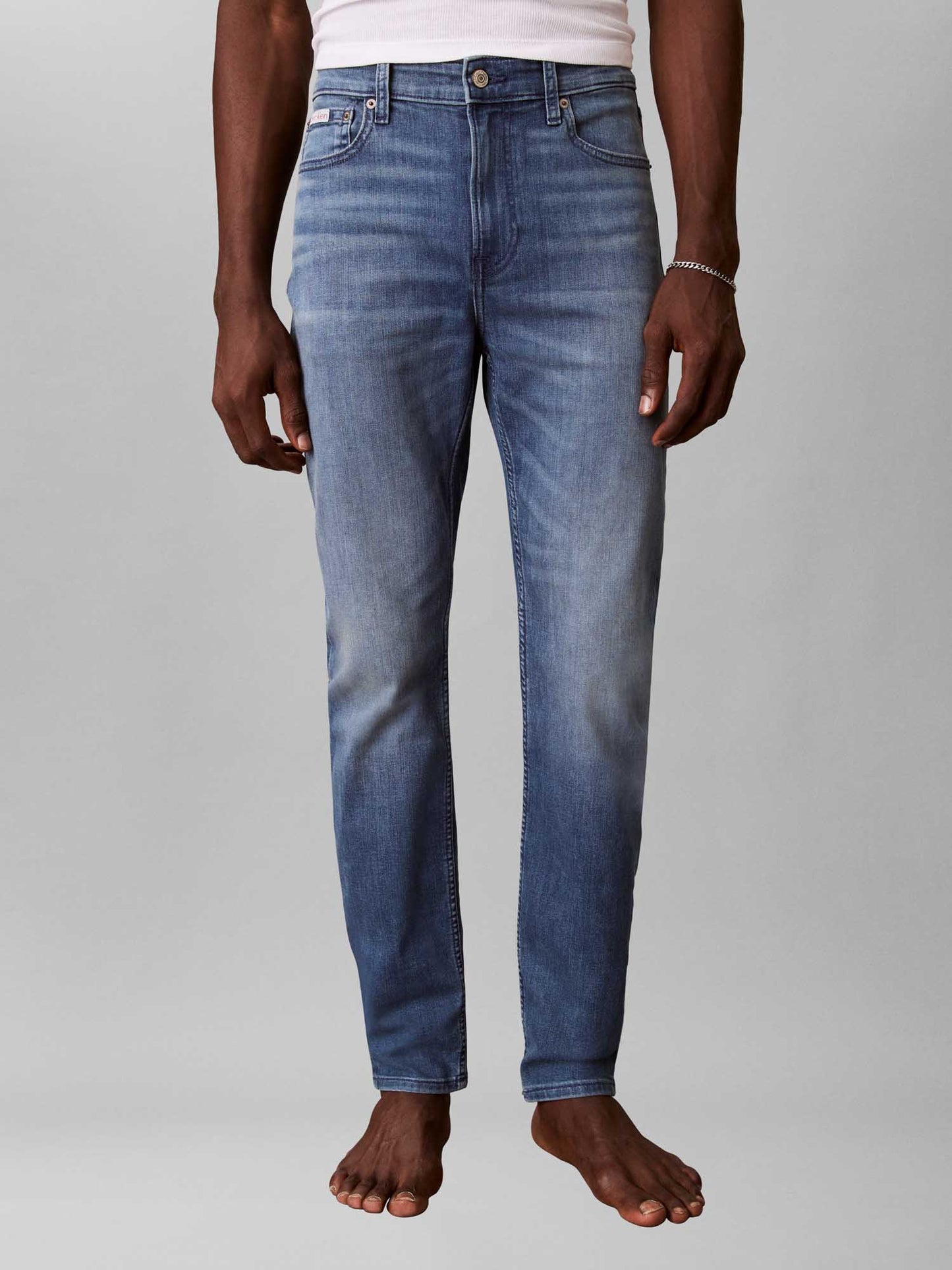 Jeans Calvin Klein slim fit a gamba affusolata uomo in denim