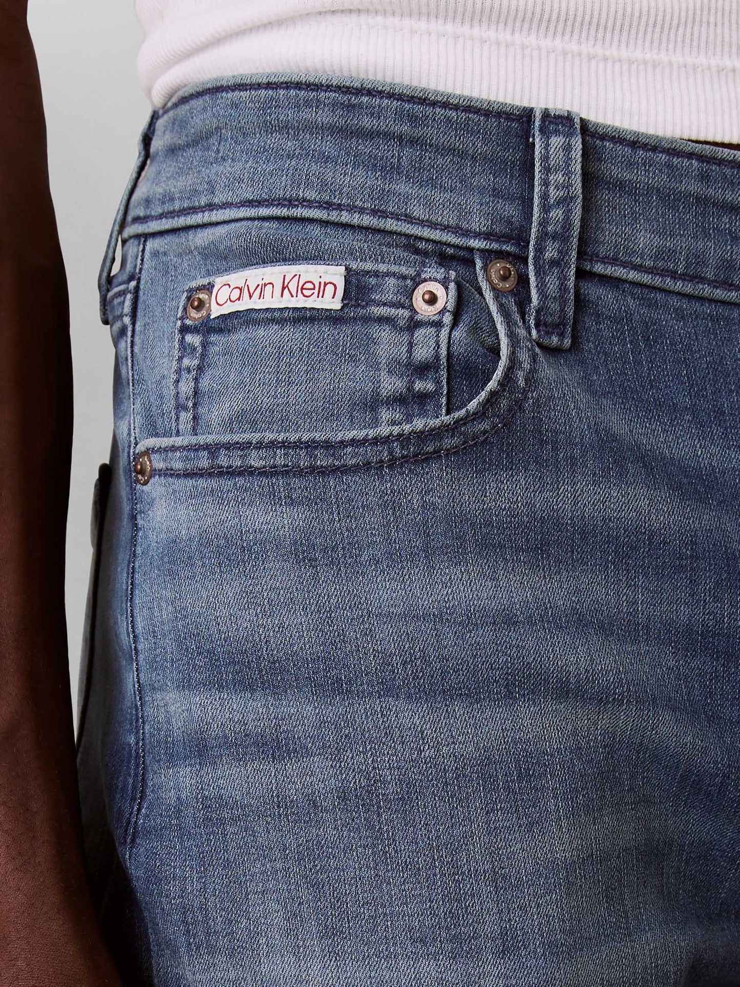 Jeans Calvin Klein slim fit a gamba affusolata uomo in denim