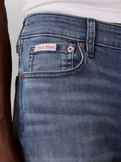 Jeans Calvin Klein slim fit a gamba affusolata uomo in denim