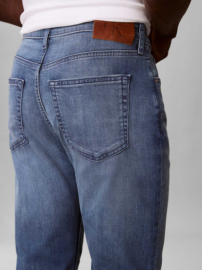 Jeans Calvin Klein slim fit a gamba affusolata uomo in denim