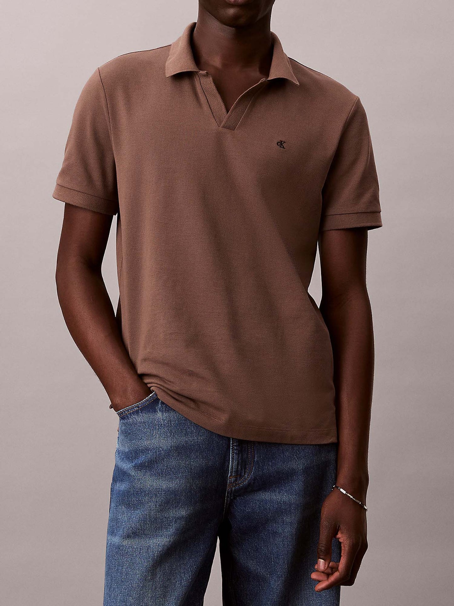 Polo da uomo Calvin Klein in cotone fango con colletto aperto