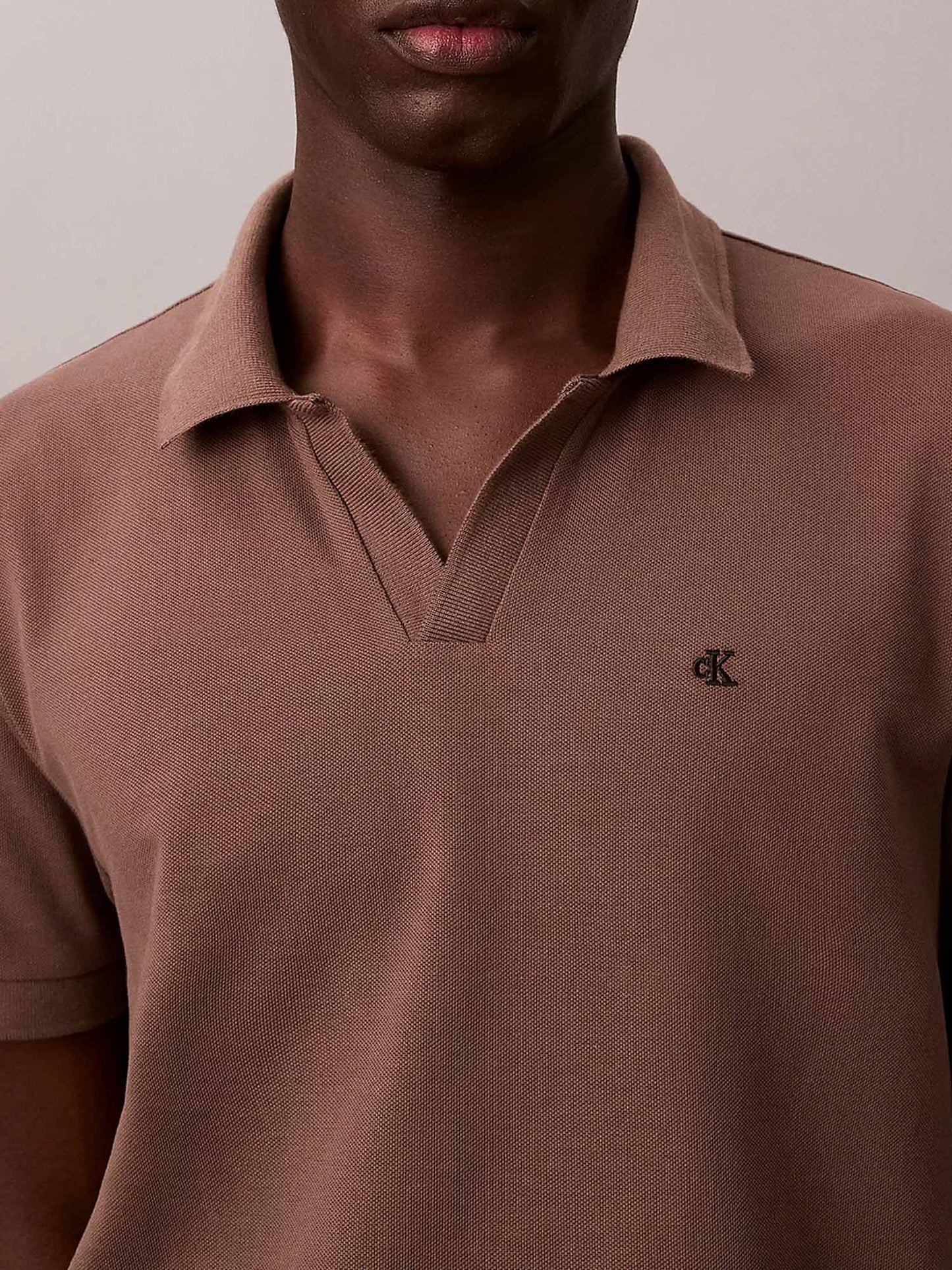 Polo da uomo Calvin Klein in cotone fango con colletto aperto