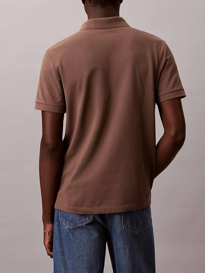 Polo da uomo Calvin Klein in cotone fango con colletto aperto