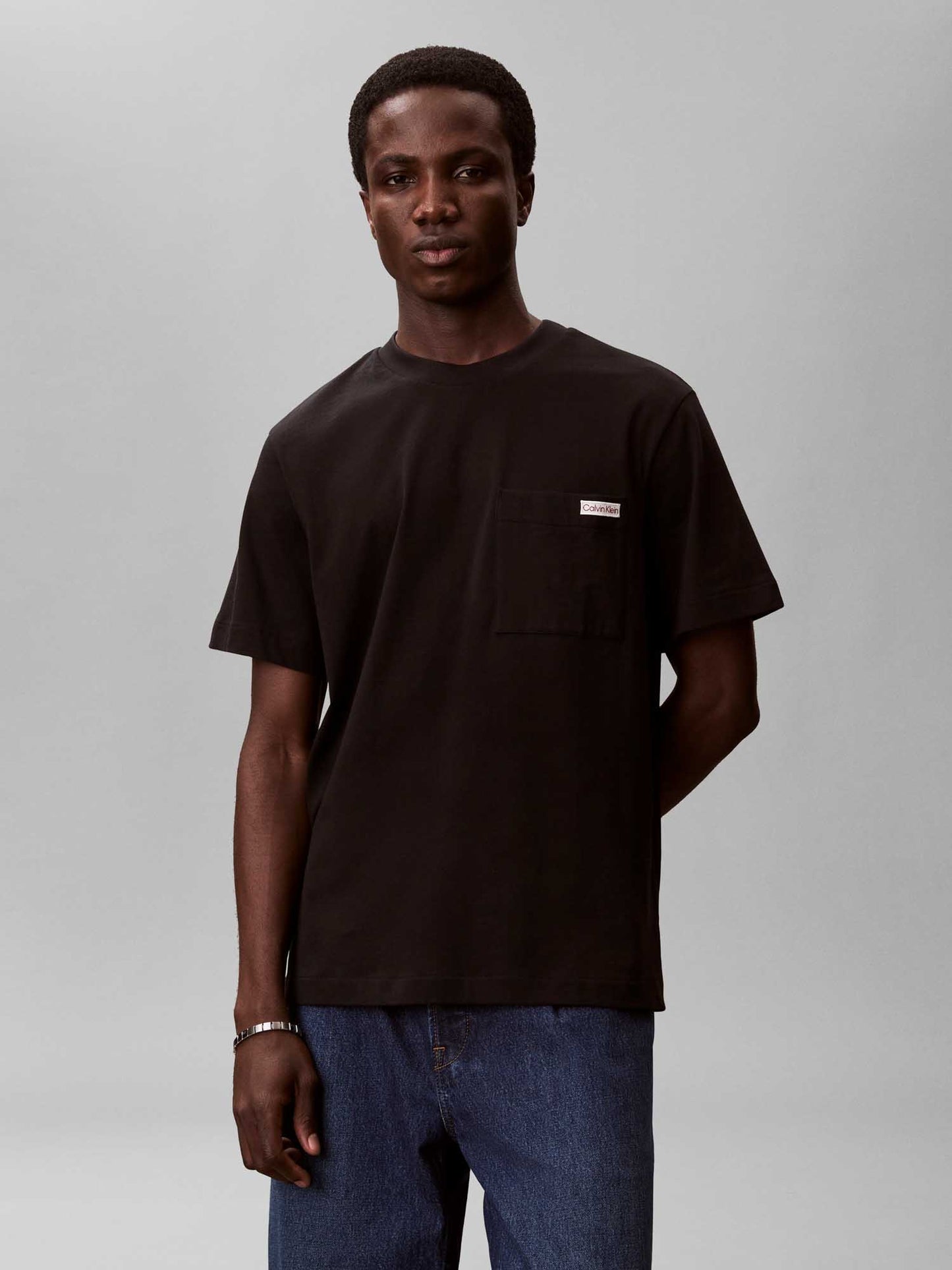 T-shirt nera Calvin Klein Jeans da uomo con tasca logata