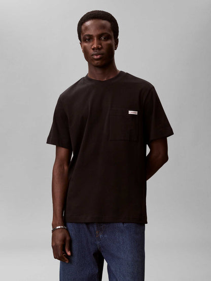 T-shirt nera Calvin Klein Jeans da uomo con tasca logata