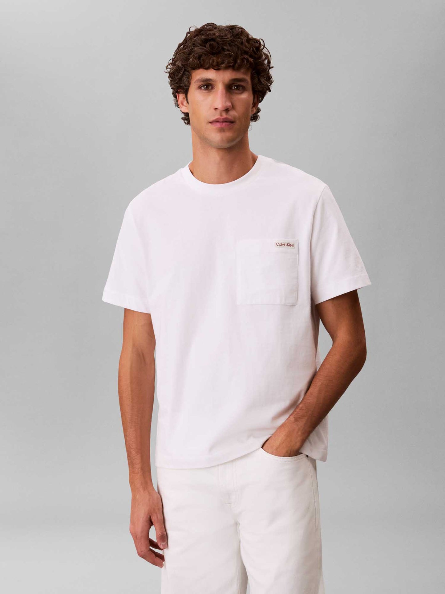 T-shirt bianca Calvin Klein Jeans con tasca logata da uomo