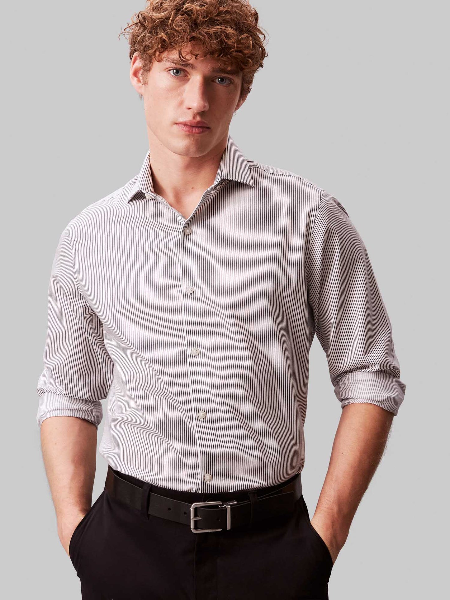 Camicia slim fit a righe bianche da uomo Calvin Klein con colletto italiano