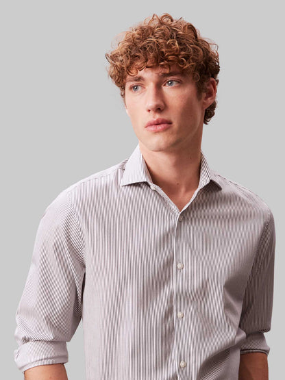 Camicia slim fit a righe bianche da uomo Calvin Klein con colletto italiano
