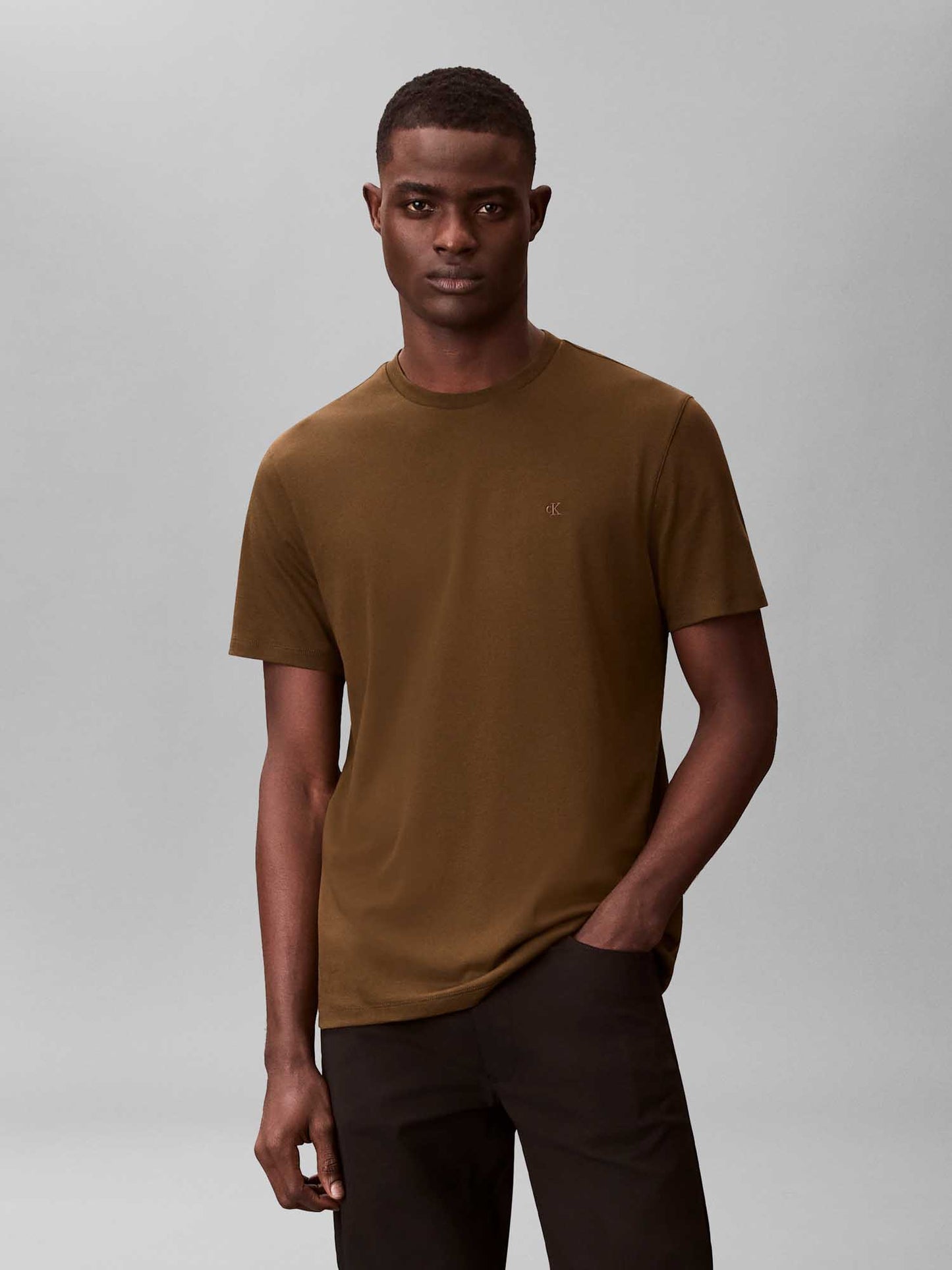 Calvin Klein t-shirt verde in cotone pima da uomo con logo ricamato