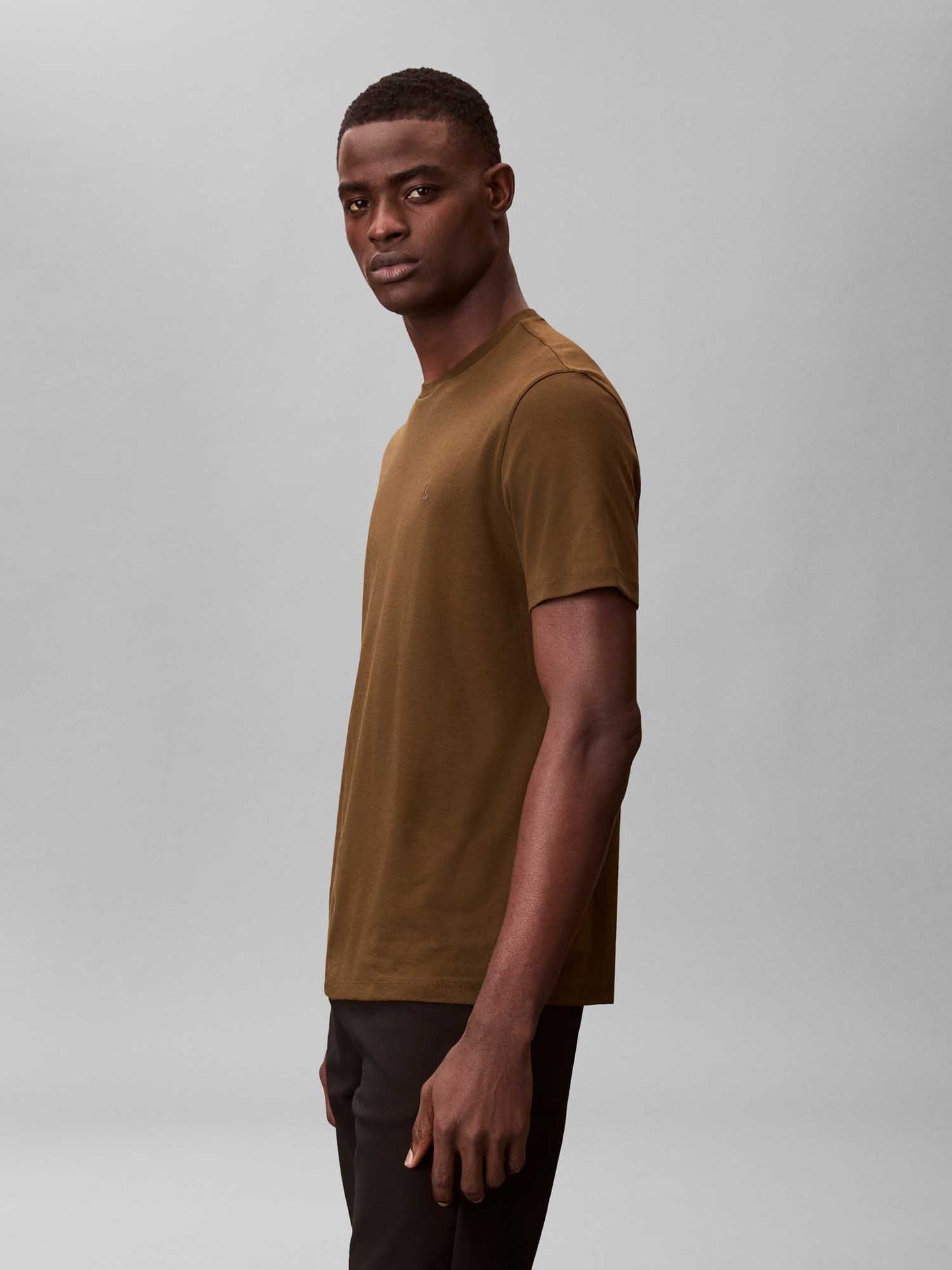 Calvin Klein t-shirt verde in cotone pima da uomo con logo ricamato